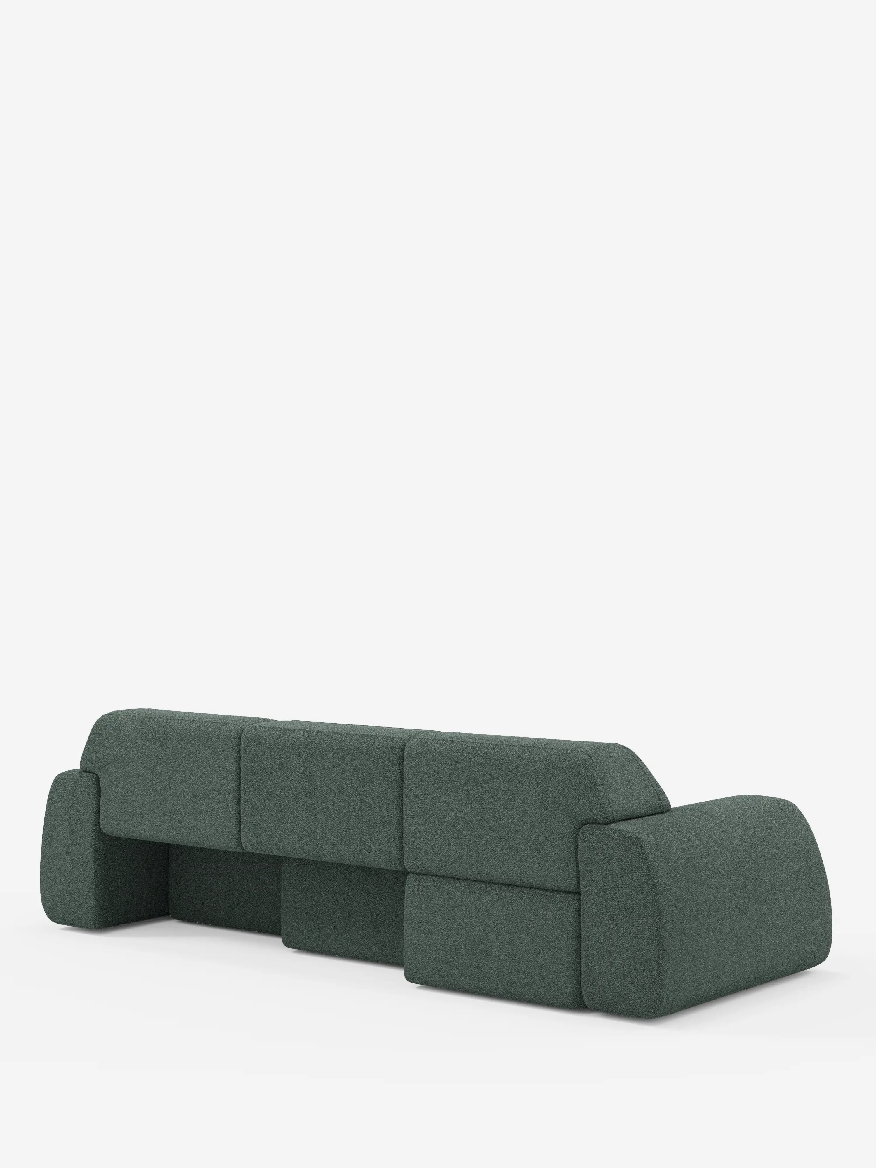 Un divano modulare contemporaneo di colore verde scuro: il modello Orbit con 3 sedute scorrevoli ed estensibili in tessuto effetto cotone smacchiabile T33 di Divani.Store presenta tre sedute indipendenti scorrevoli ed estensibili, braccioli spessi e arrotondati e un design minimalista con schienale basso. Su uno sfondo bianco a tinta unita, i suoi rivestimenti in tessuto effetto cotone, sfoderabili e lavabili, garantiscono una facile manutenzione e consentono al contempo di personalizzare il comfort.