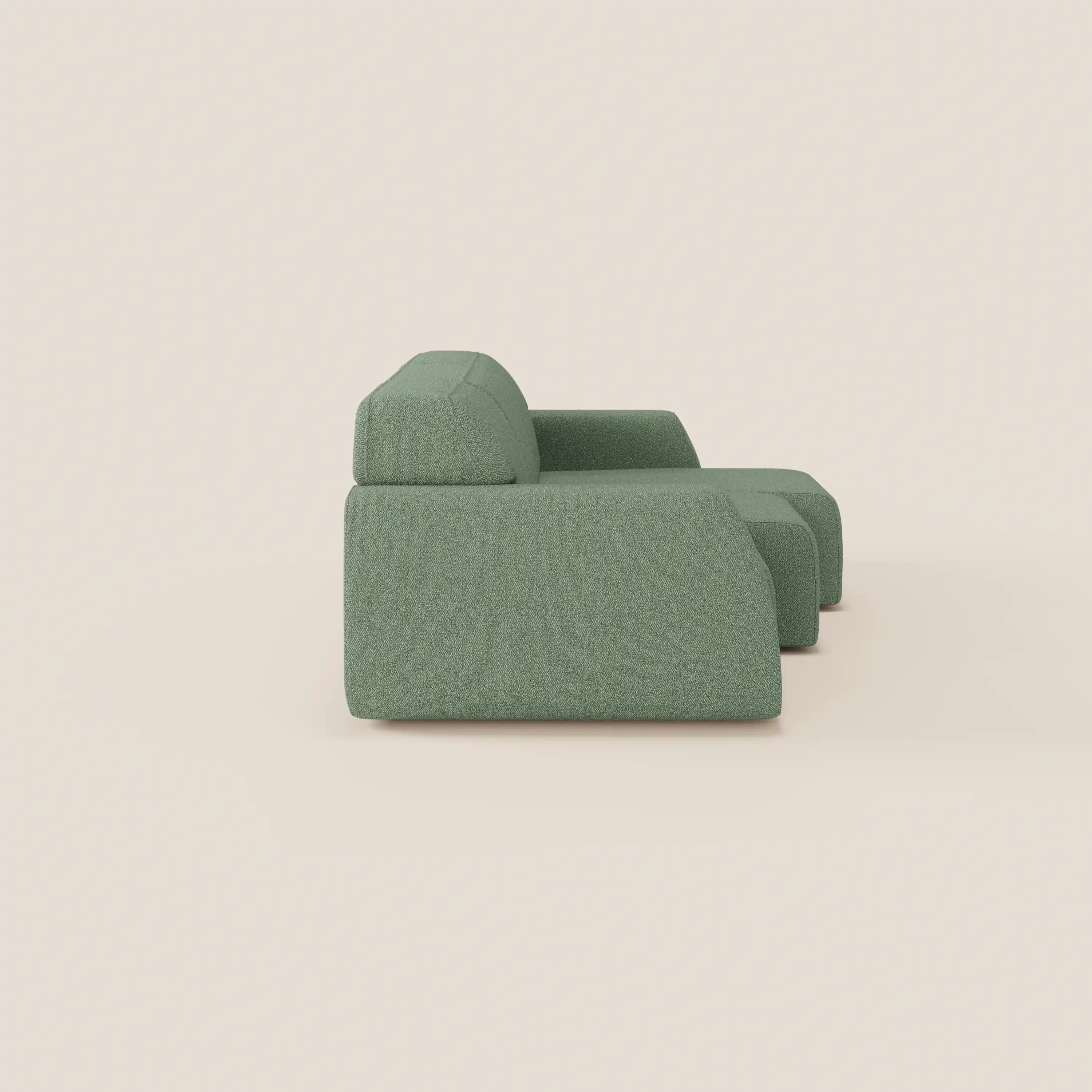 Il divano Orbit con 3 sedute scorrevoli e allungabili di Divani.Store, in tessuto effetto cotone verde smacchiabile T33, è caratterizzato da ampi braccioli, spessi cuscini di seduta e un profilo minimalista a blocchi su uno sfondo beige chiaro.
