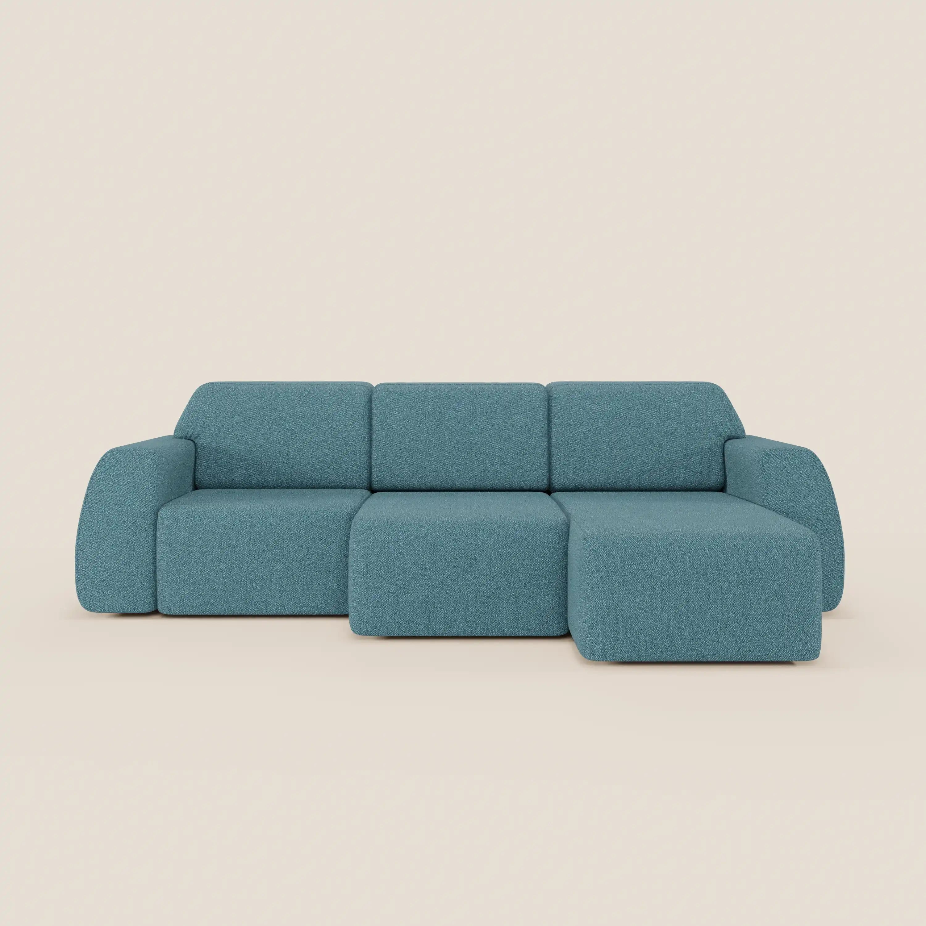 Orbit di Divani.Store è un moderno angolare blu con penisola reversibile, caratterizzato da tre cuscini di seduta, sedute allungabili, ampi braccioli arrotondati, schienali bassi e tessuto smacchiabile effetto cotone T33. Su uno sfondo beige chiaro.
