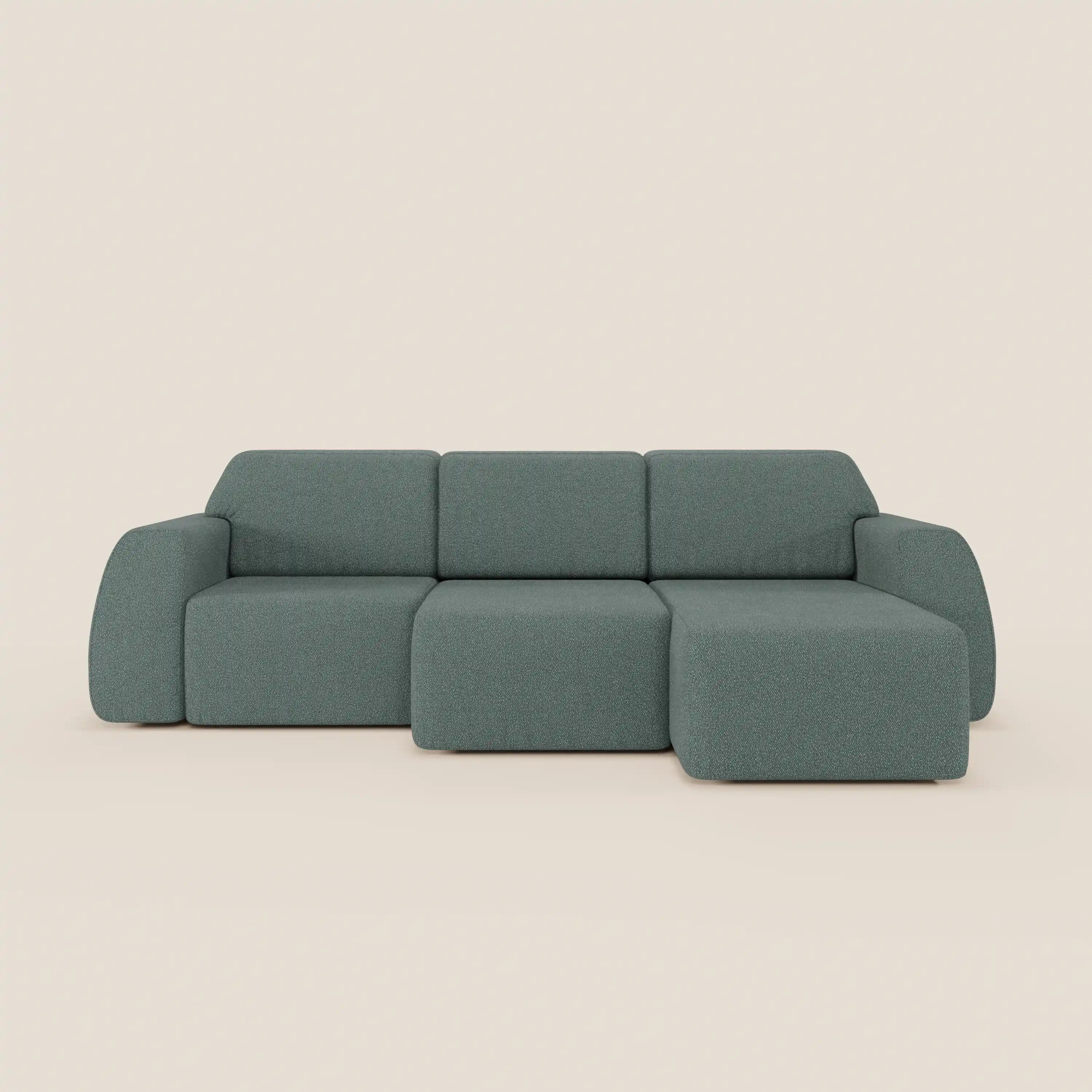 Il divano angolare Orbit con penisola reversibile di Divani.Store in tessuto smacchiabile effetto cotone T33, colore verde tenue, ha sedute allungabili, tre cuscini schienale, braccioli arrotondati e chaise lounge destra dal profilo moderno e minimalista.