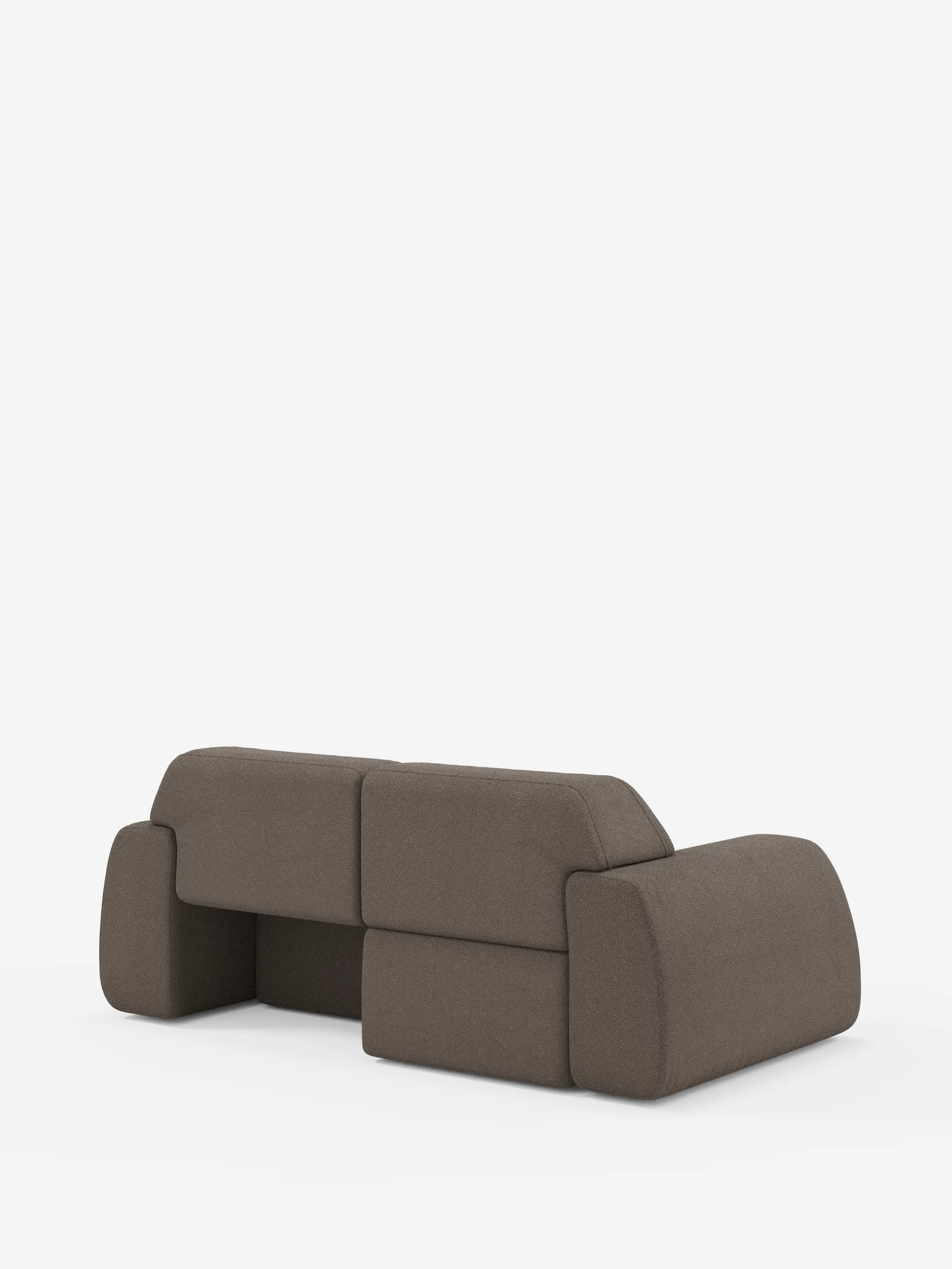 Vi presentiamo il divano a 3 posti Orbit di Divani.Store, qui raffigurato in marrone con un profilo basso e ampio e caratteristici braccioli e schienale arrotondati e squadrati — ripreso con eleganza dal retro su uno sfondo bianco a tinta unita. Il rivestimento è realizzato in tessuto smacchiabile effetto cotone T33 dall’aspetto testurizzato, che riflette l’essenza del design contemporaneo; questo modello è inoltre completamente sfoderabile per una maggiore praticità.
