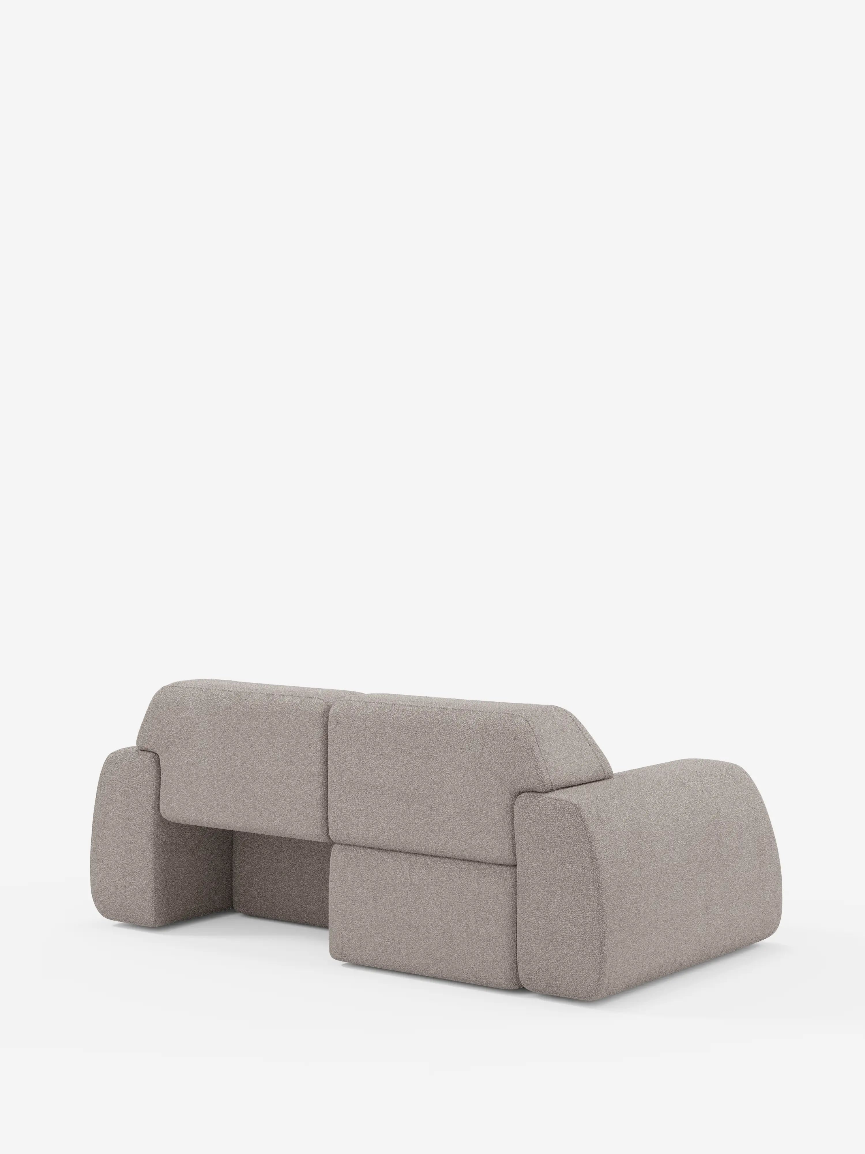 Scopri il design contemporaneo con il divano a 3 posti Orbit di Divani.Store: un divano moderno e modulare in grigio chiaro, caratterizzato da morbidi cuscini squadrati e curve sinuose. Questo elegante divano presenta braccioli bassi e larghi e rivestimenti completamente sfoderabili in tessuto T33 effetto cotone antimacchia. Posizionato su uno sfondo bianco e osservato di profilo dal retro, incarna alla perfezione uno stile di design contemporaneo grazie alle sue linee slanciate e al suo fascino funzionale.