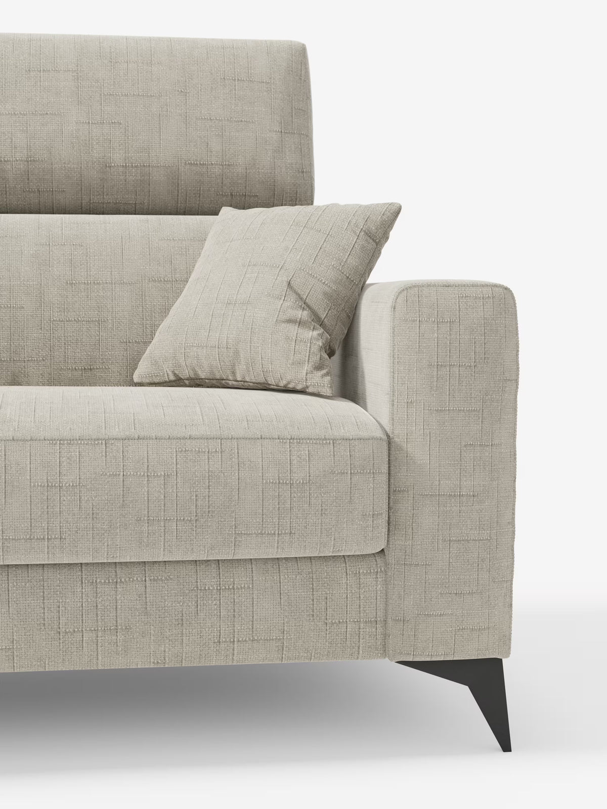 Un primo piano del divano letto matrimoniale Pegaso di Divani.Store, rivestito in tessuto jacquard T22 antimacchia con un moderno motivo a tratteggio incrociato in rilievo. Un cuscino coordinato poggia sul bracciolo, mettendo in risalto le linee pulite del divano e le gambe angolate di colore nero. Questo complemento d’arredo contemporaneo è dotato di poggiatesta regolabili ed è presentato su uno sfondo bianco a tinta unita.