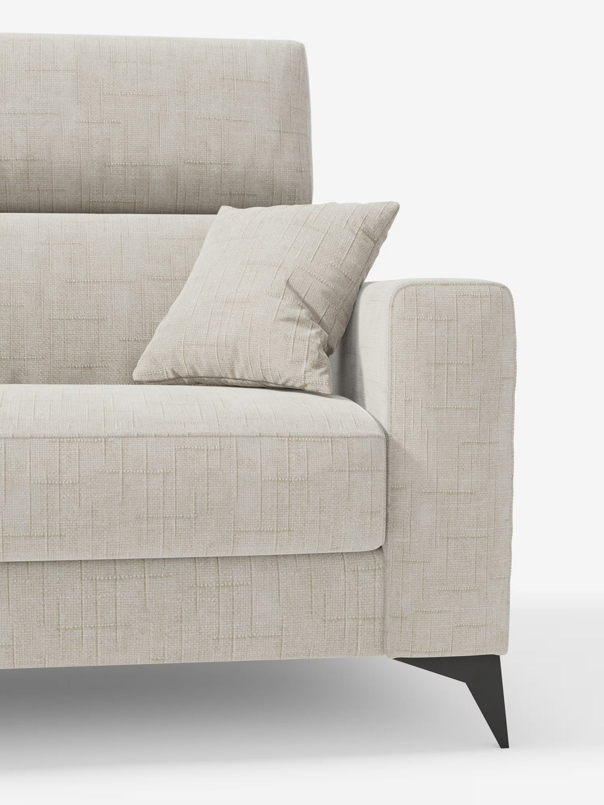 Il divano letto matrimoniale Pegaso di Divani.Store è rivestito in tessuto jacquard smacchiabile T22 color beige, caratterizzato da una delicata trama geometrica. Questo divano dal design moderno presenta braccioli rettangolari, un cuscino quadrato abbinato ed eleganti gambe angolate di colore nero. Nella foto, scattata su sfondo bianco, è visibile solo il lato destro del divano, mentre i poggiatesta regolabili ne aumentano il comfort e la versatilità.