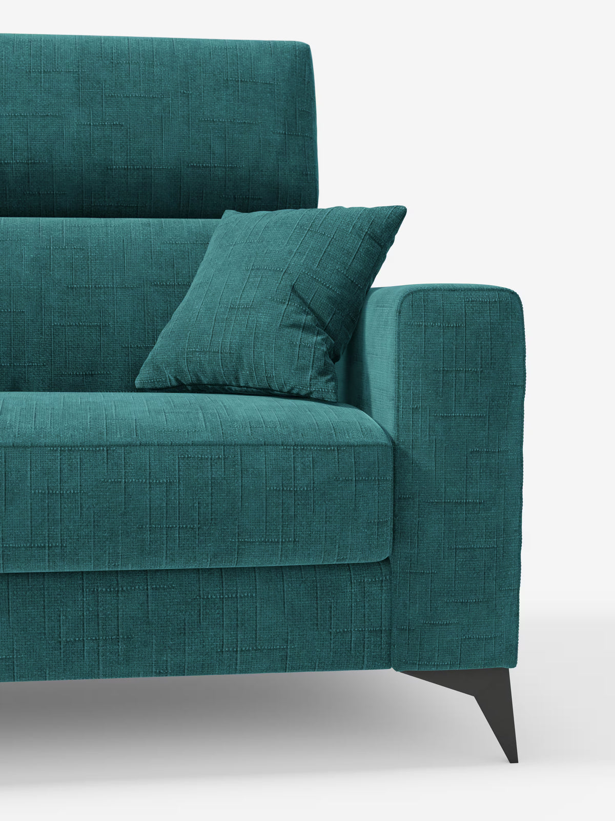 Un primo piano del lato destro del divano letto matrimoniale Pegaso con poggiatesta reclinabili in tessuto jacquard smacchiabile T22 di Divani.Store, caratterizzato da un rivestimento color verde acqua con motivo geometrico. Il divano è dotato di un cuscino quadrato coordinato appoggiato al bracciolo. Le sue gambe nere e angolate risaltano sullo sfondo bianco a tinta unita.