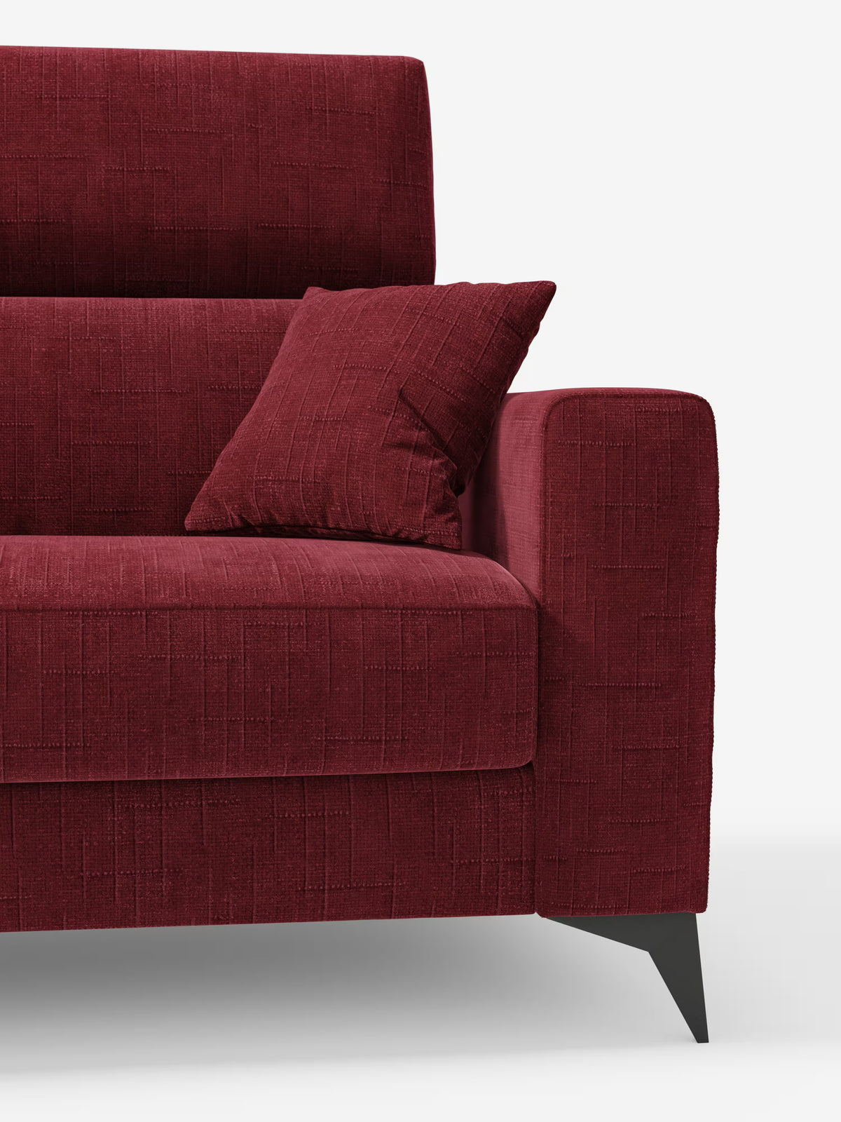 Primo piano del divano letto matrimoniale Pegaso di Divani.Store, rivestito in tessuto jacquard T22 color bordeaux, resistente alle macchie. Questo elegante divano dal design moderno presenta un bracciolo sul lato destro, un cuscino angolare abbinato, seduta e schienale imbottiti con poggiatesta regolabili e gambe affusolate di colore nero. Lo sfondo è bianco a tinta unita.