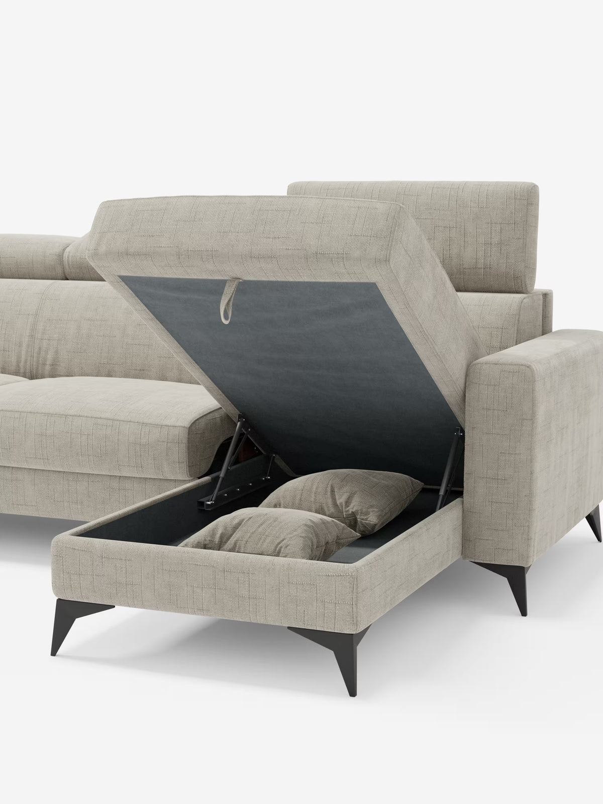 Il divano letto angolare Pegaso di Divani.Store presenta un rivestimento in tessuto jacquard grigio chiaro antimacchia, eleganti dettagli trapuntati e poggiatesta reclinabili. Una delle sedute si solleva per rivelare un pratico contenitore a penisola con due cuscini coordinati all’interno. Il divano è sostenuto da eleganti gambe angolari nere e presenta una linguetta di estrazione sulla seduta contenitore, il tutto su uno sfondo bianco a tinta unita.