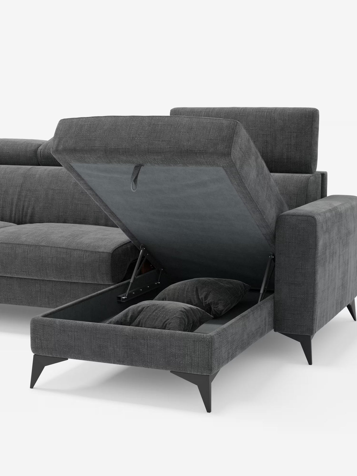 Il divano letto angolare Pegaso con poggiatesta reclinabili e penisola contenitore in tessuto jacquard smacchiabile T22 di Divani.Store è presentato nella versione grigio scuro. Il divano componibile è dotato di una chaise longue sollevabile che rivela uno spazio contenitivo integrato all’interno della base, dove sono riposti due cuscini. Questo divano moderno poggia su gambe in metallo nero ed è rivestito in resistente tessuto testurizzato. Il prodotto è presentato su uno sfondo bianco.