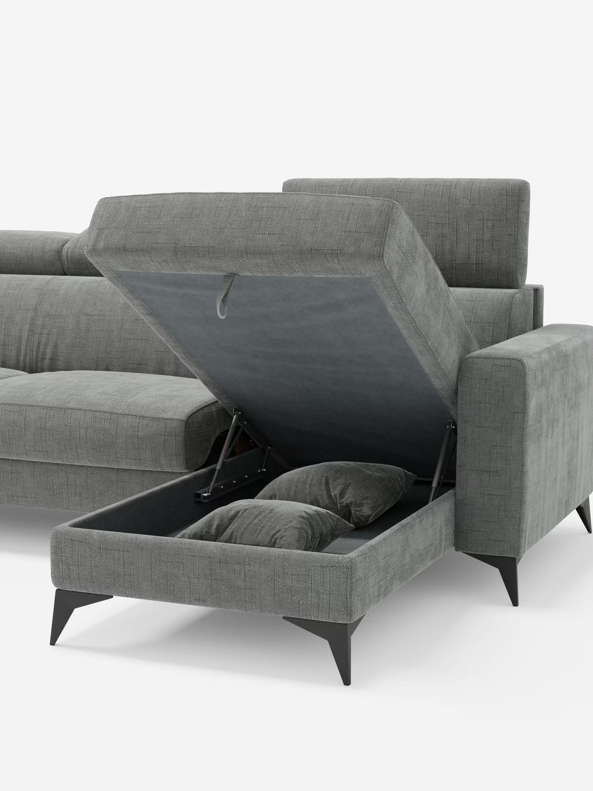 Un divano componibile contemporaneo di colore grigio, il divano letto angolare Pegaso di Divani.Store, è dotato di poggiatesta reclinabili e di una chaise longue con vano contenitore nascosto (penisola contenitore) in tessuto jacquard antimacchia T22. Una delle sedute si solleva verso l’alto per rivelare uno spazio in cui riporre due cuscini. Il divano è sostenuto da sottili gambe angolari nere ed è rivestito in tessuto dalla trama ricca.