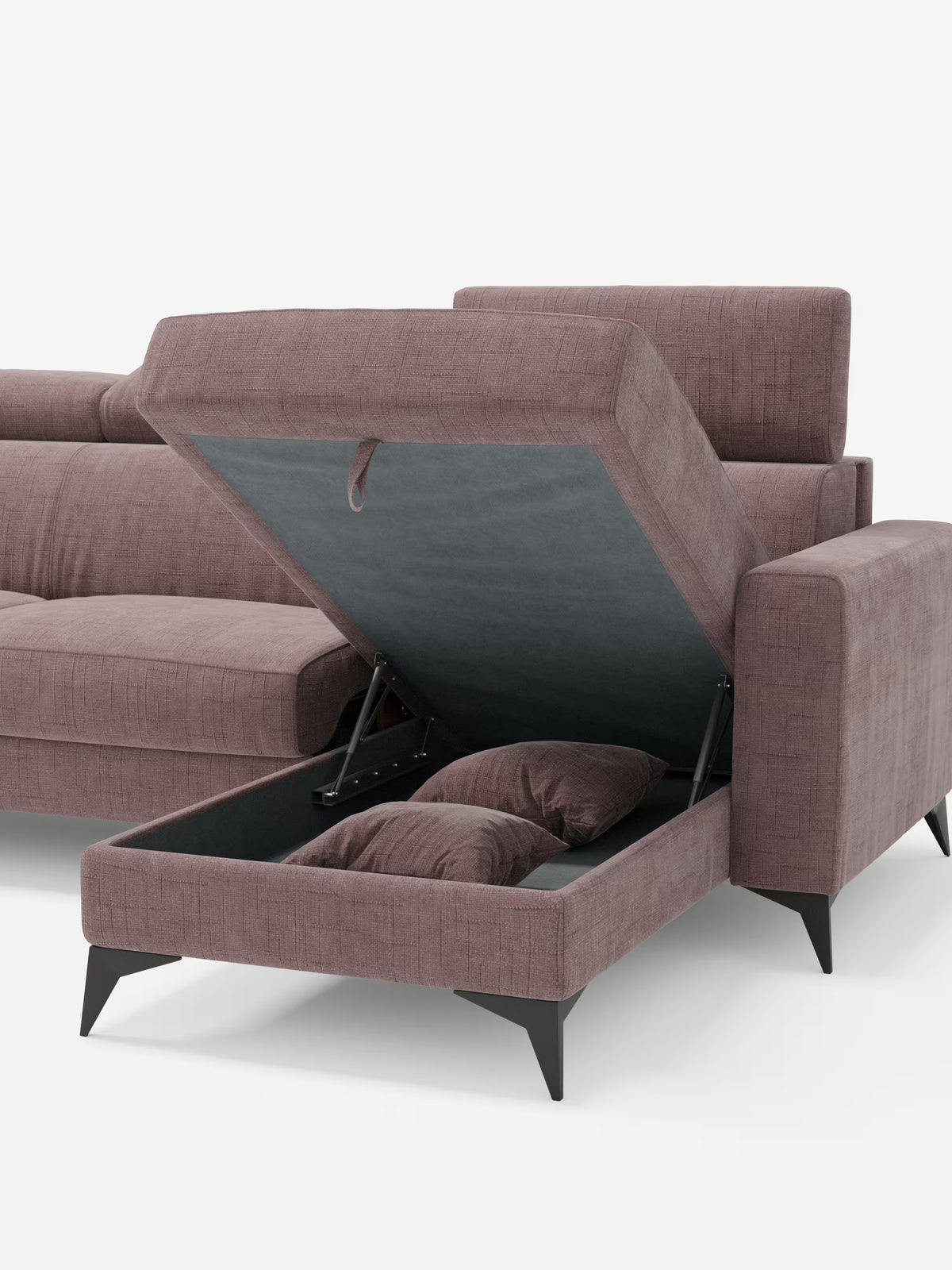 Il divano letto angolare Pegaso di Divani.Store, rivestito in tessuto jacquard antimacchia T22 color malva, presenta una chaise longue con seduta sollevabile che rivela una spaziosa penisola contenitore per riporre oggetti. All’interno del vano sono presenti due cuscini decorativi coordinati. Il divano, dotato di poggiatesta reclinabili, poggia su gambe angolari nere che risaltano sullo sfondo bianco.