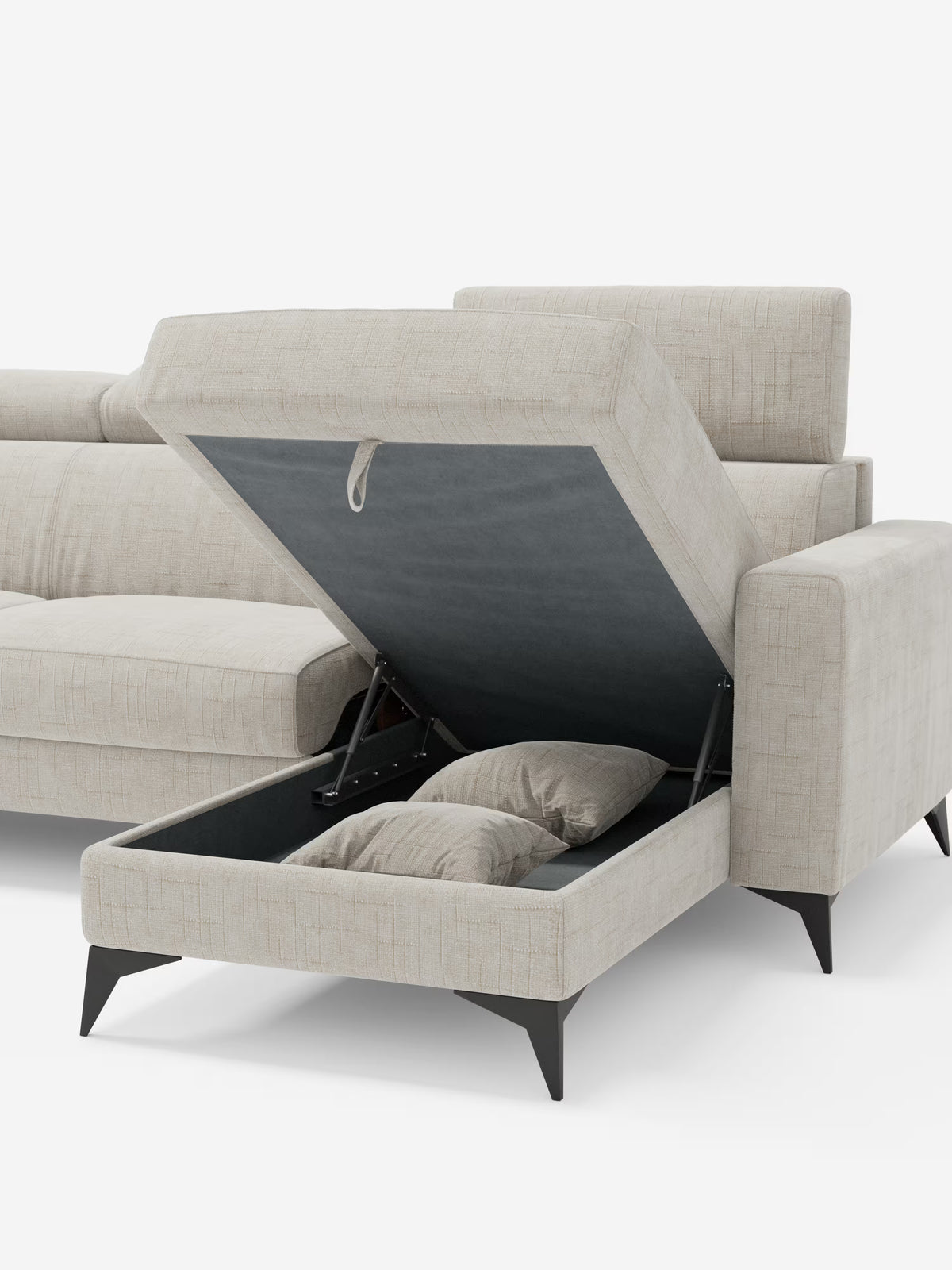 Viene presentato un divano letto angolare Pegaso di colore beige chiaro di Divani.Store, caratterizzato da un design moderno con rivestimento in jacquard testurizzato smacchiabile T22, gambe angolari nere e un vano portaoggetti aperto sotto la chaise longue (penisola), che rivela due cuscini al suo interno. Il divano è dotato di poggiatesta regolabili per un maggiore comfort e praticità, il tutto su uno sfondo bianco a tinta unita.