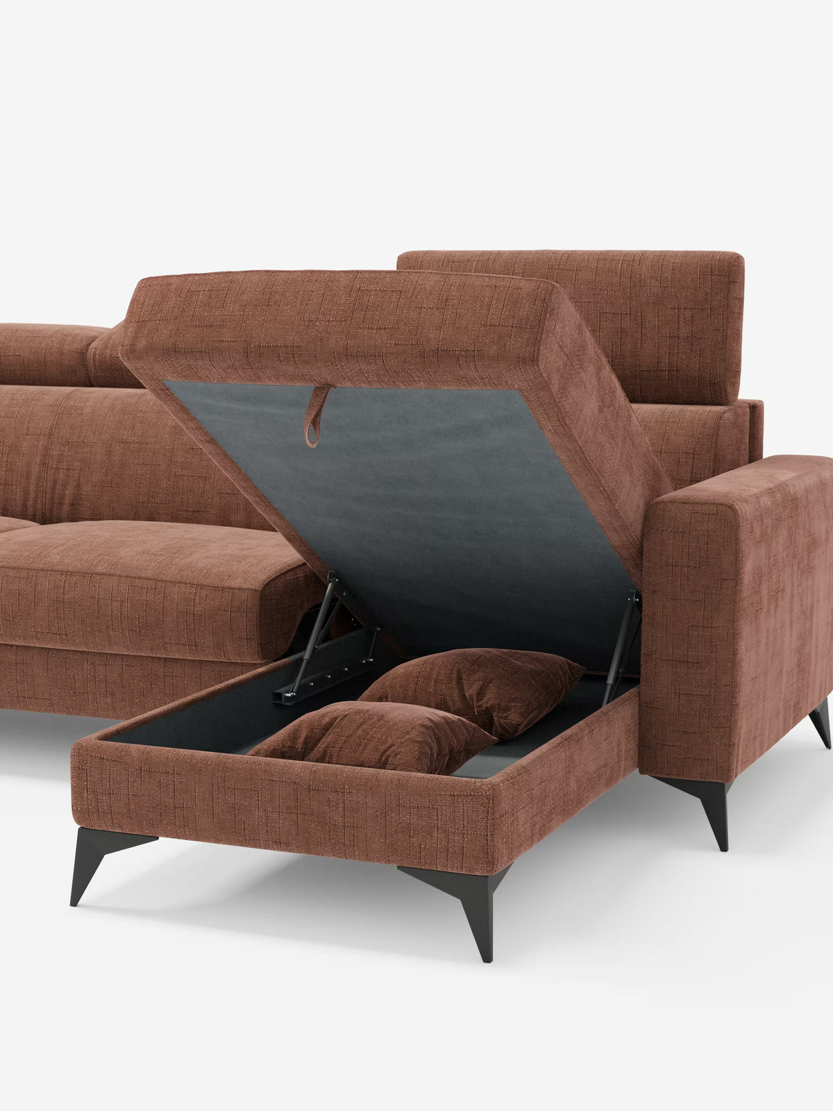 Il divano letto angolare Pegaso di Divani.Store, rivestito in tessuto jacquard T22 facile da pulire con un delicato motivo a trama, presenta gambe angolari nere e una chaise longue rialzata con contenitore che rivela uno spazio nascosto al suo interno, con due cuscini marroni abbinati. L’immagine mostra il divano su uno sfondo bianco a tinta unita, mettendo in risalto il suo design moderno e i poggiatesta reclinabili.