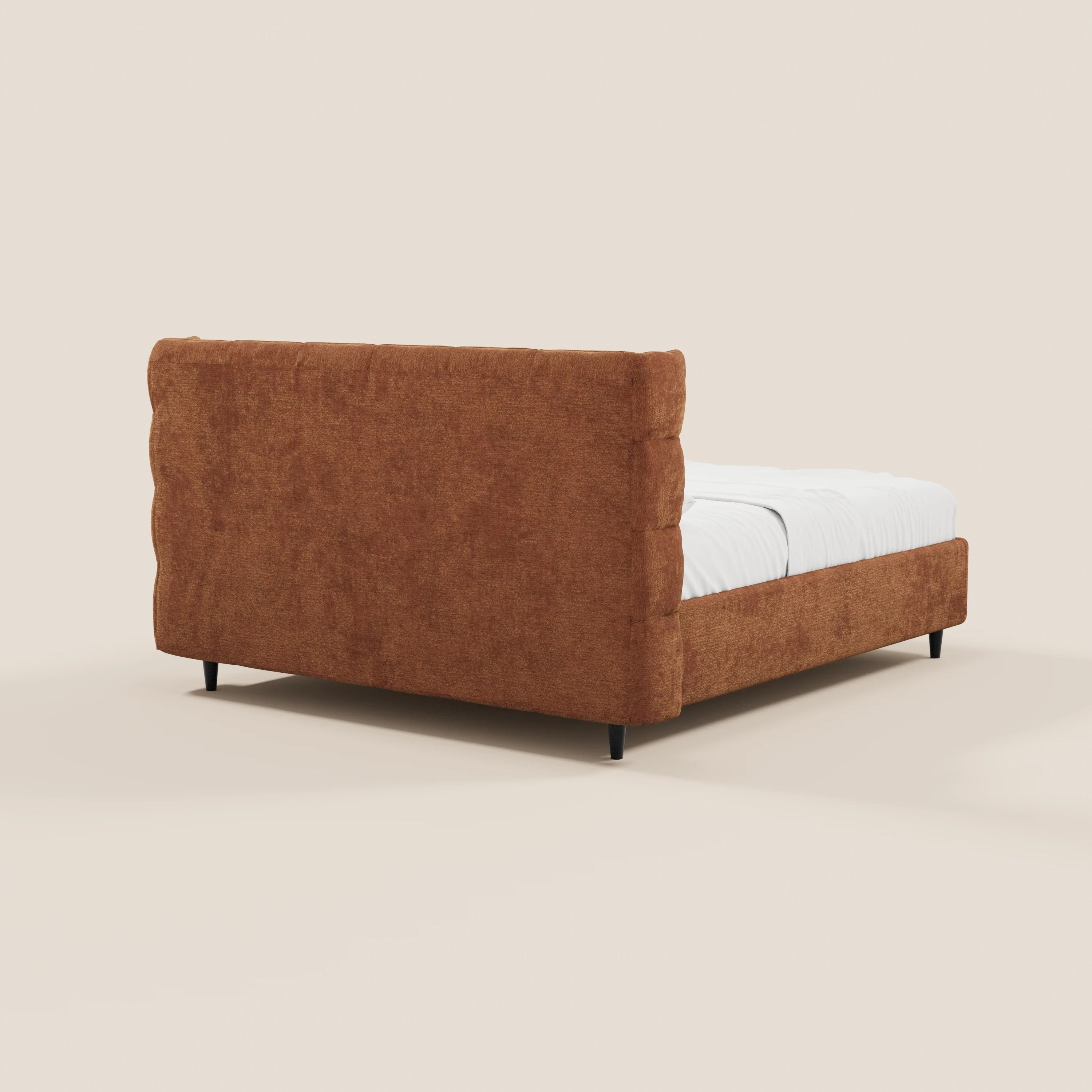 Il letto imbottito RAGNAR di Letti.store presenta una testiera alta e avvolgente con lavorazione capitonné e una pediera bassa abbinata dalle curve morbide, con gambe corte nere e biancheria da letto di un bianco brillante. Rivestito con un elegante tessuto certificato Oeko-Tex® su uno sfondo a tinta unita.