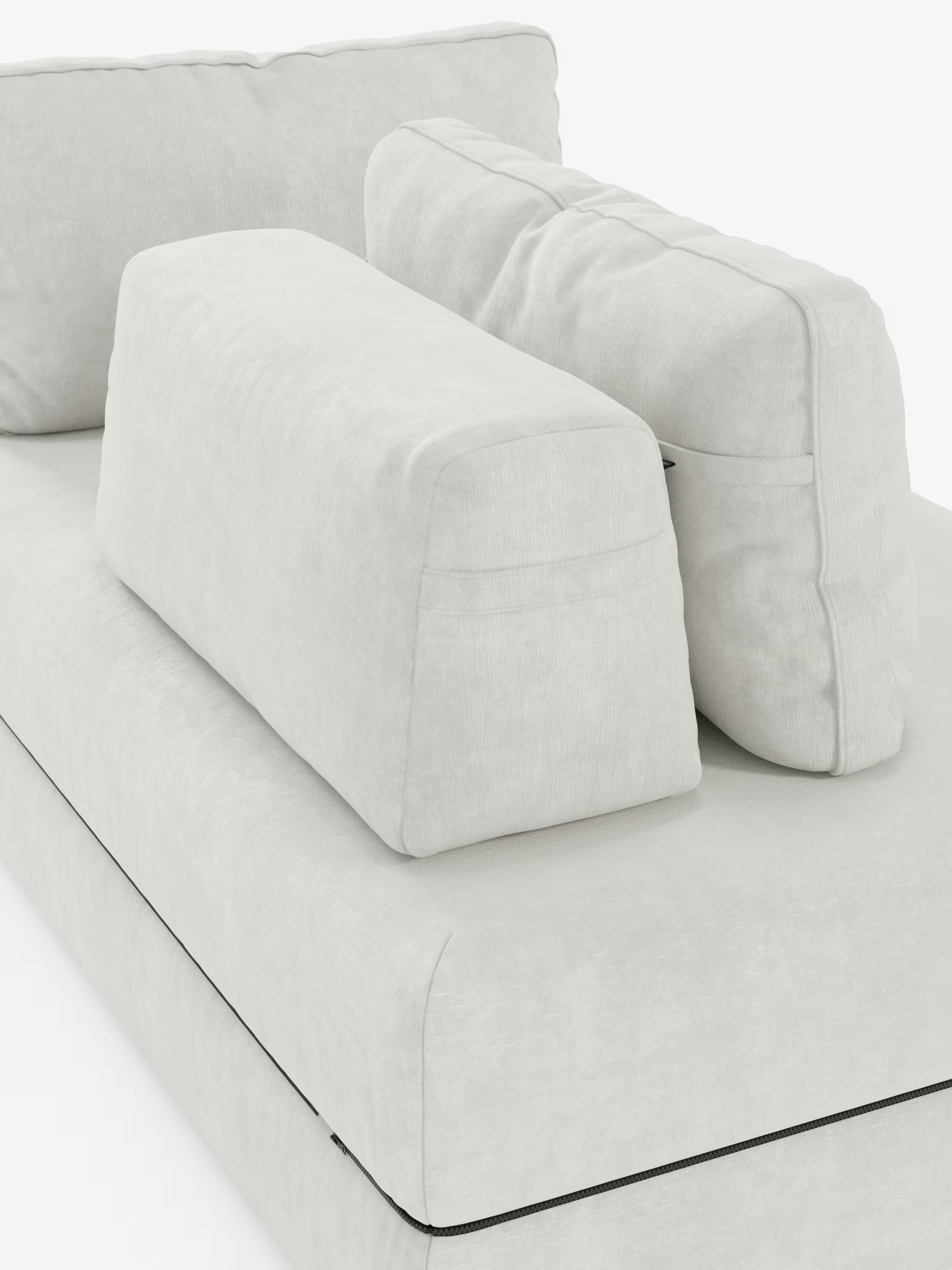 Ecco un primo piano del divano letto matrimoniale Rift a 2 e 3 posti con schienali mobili di Divani.Store, nella versione beige chiaro, rivestito in tessuto smacchiabile T31. Il divano presenta due grandi cuscini rettangolari e un cuscino quadrato disposti sulla seduta, con cuciture a vista che ne sottolineano il design pulito e moderno. Su uno sfondo bianco, questo versatile divano letto include un materasso in memory foam alto 24 cm per un comfort ancora maggiore.