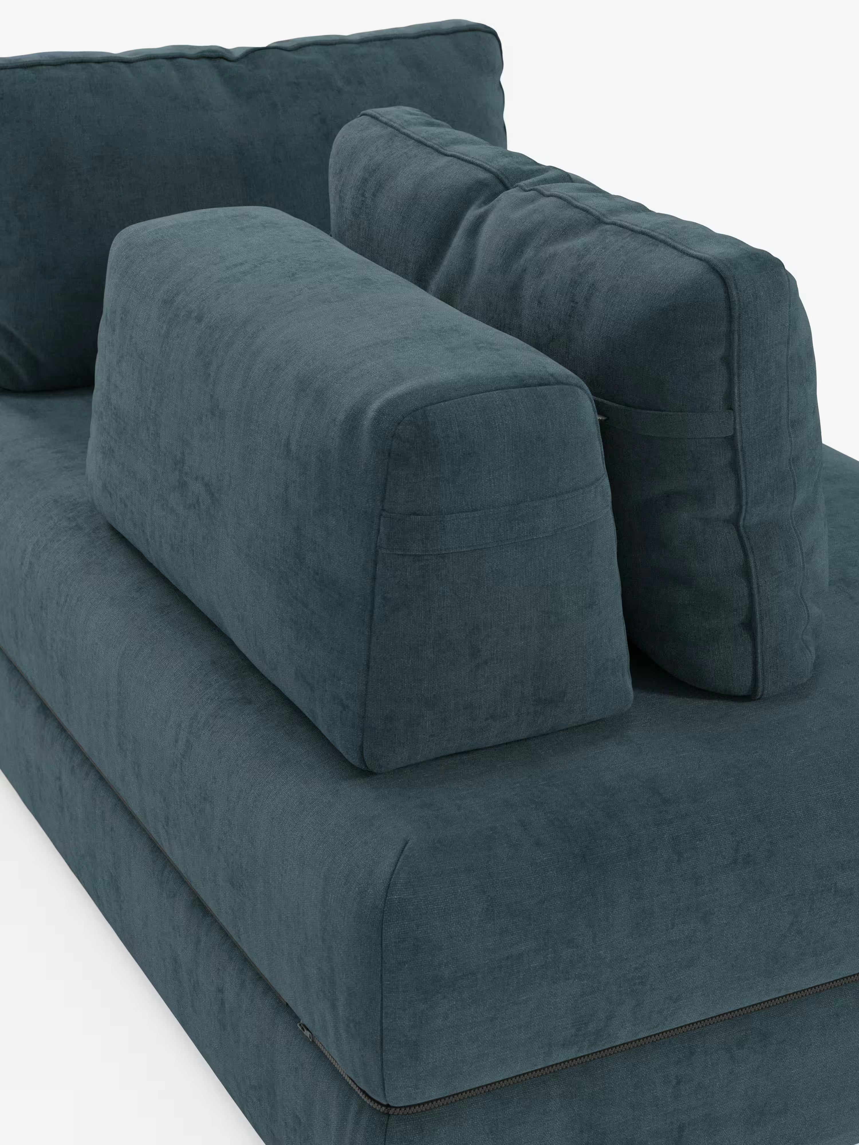 Il divano letto matrimoniale Rift, disponibile nelle versioni a 2 e 3 posti, di Divani.Store, è rivestito in blu e presenta una seduta spessa, un ampio cuscino dello schienale rettangolare e un cuscino di sostegno a forma di cuneo, tutti realizzati in tessuto T31 coordinato e facile da pulire. I cuscini dello schienale mobile sono disposti sul divano su uno sfondo bianco a tinta unita, mettendo in risalto il suo design moderno e il generoso materasso in memory foam alto 24 cm.