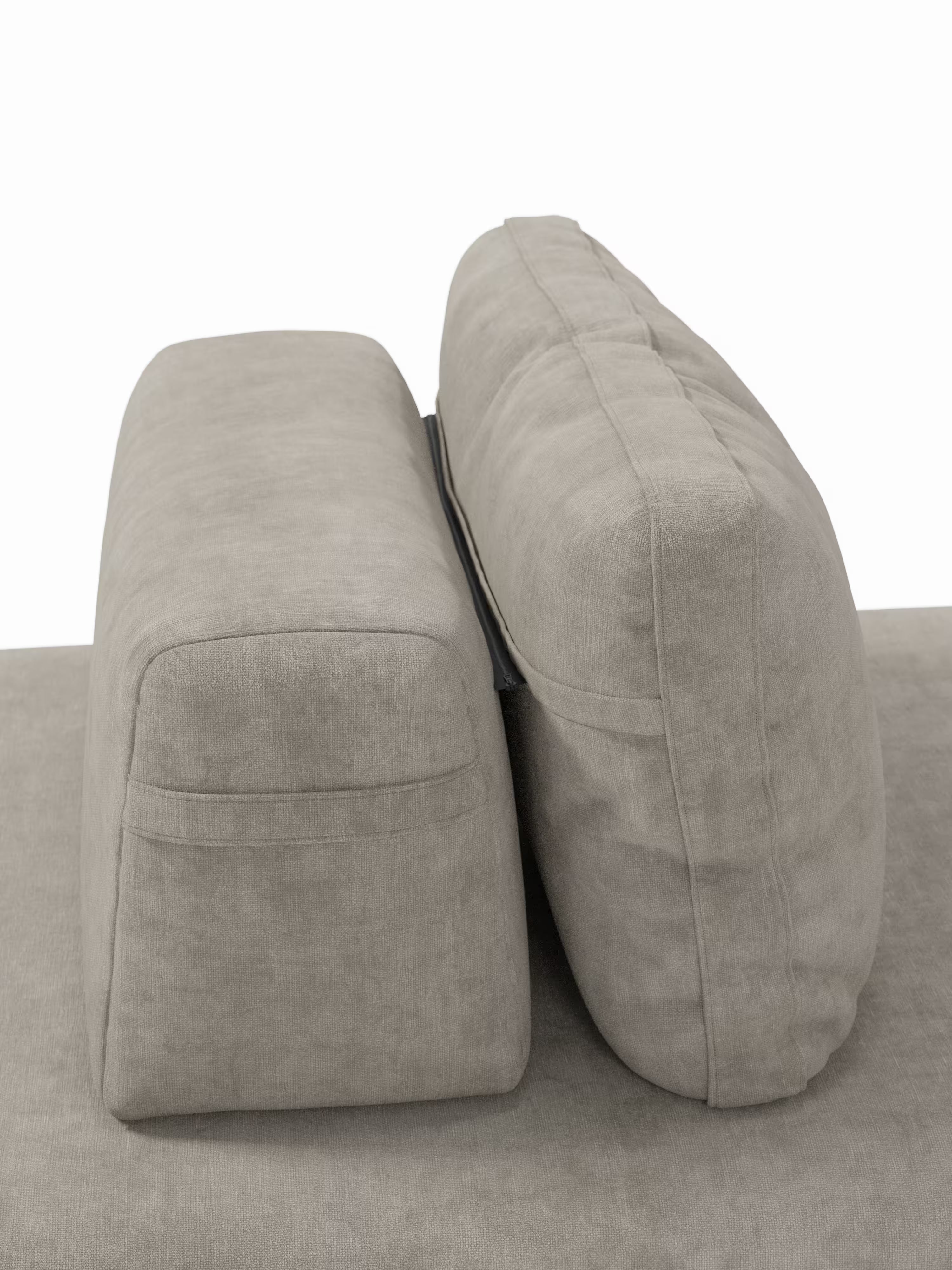 Una vista laterale del divano letto matrimoniale Rift a 2 e 3 posti di Divani.Store mette in risalto un set di cuscini moderno color grigio chiaro, composto da un cuscino di seduta rettangolare e spesso e da un cuscino dello schienale alto, uniti da una cerniera nera. Il tessuto dalla trama morbida poggia sulla base coordinata del divano letto moderno, dotata di un materasso in memory foam T31 alto 22 cm, il tutto su uno sfondo bianco.