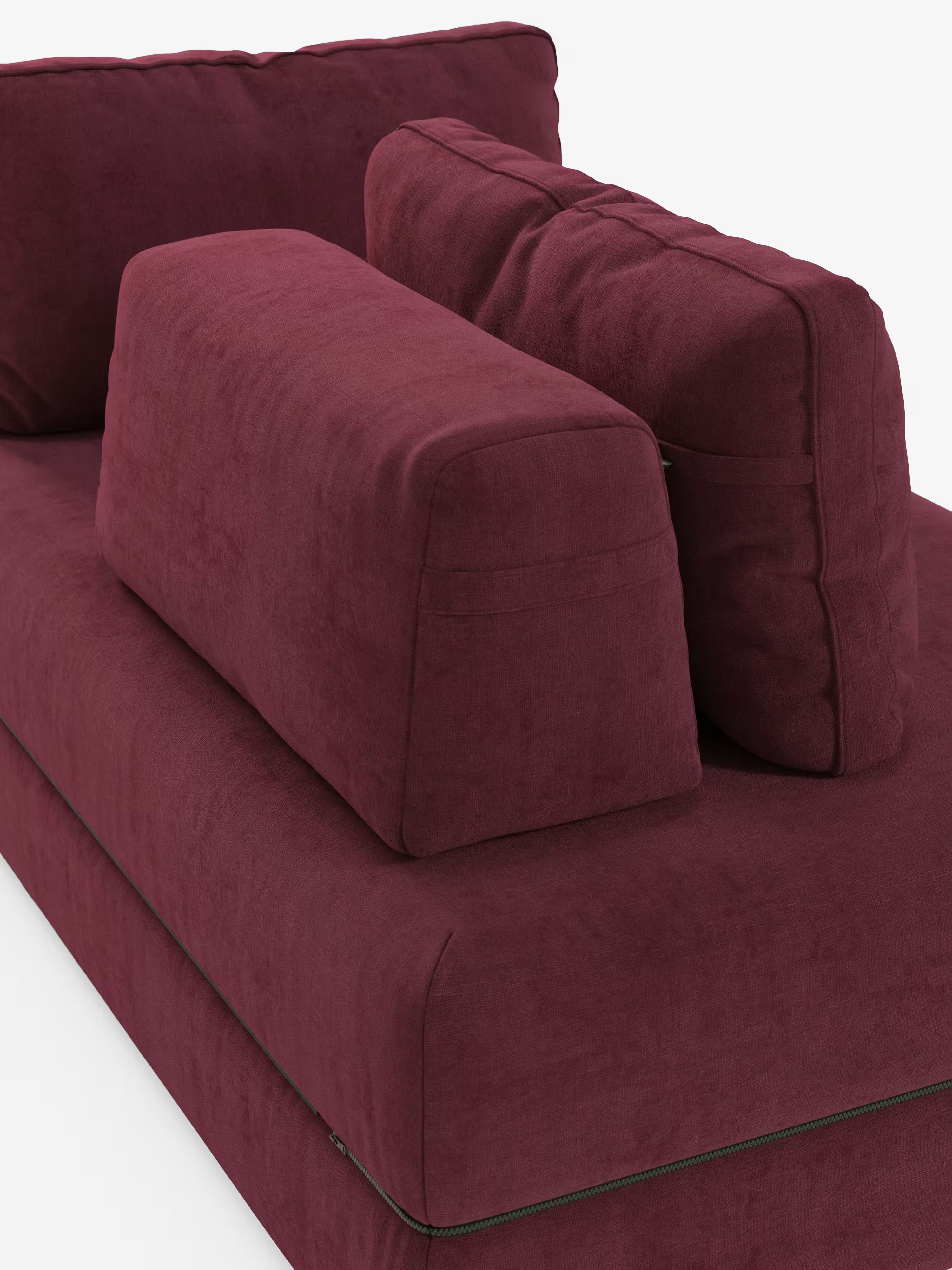 Un primo piano del divano letto matrimoniale Rift a 2 e 3 posti di Divani.Store mette in risalto due ampi schienali mobili rettangolari e un cuscino più piccolo a forma di cuneo sulla seduta. Rivestito in morbido tessuto T31 antimacchia con cuciture a vista e bordino, questo divano di design color bordeaux è dotato di un materasso in memory foam alto 24 cm. Lo sfondo è bianco a tinta unita.
