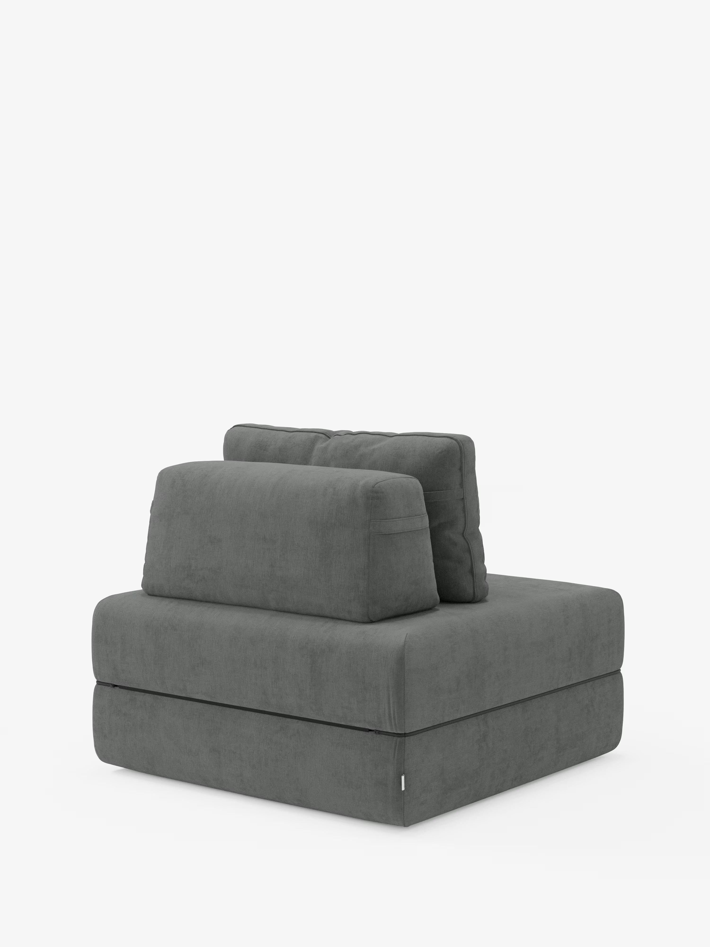 La poltrona letto Rift con materasso alto 24 cm e memory foam di Divani.Store è un'elegante e minimalista poltrona da salotto grigia, dotata di spessi cuscini rettangolari per seduta, schienale e poggiatesta, rivestiti in morbido e soffice tessuto T31 resistente alle macchie. Ispirata a un design innovativo di poltrona letto, questa poltrona presenta uno schienale mobile e poggia direttamente sul pavimento senza gambe visibili. È raffigurata su uno sfondo bianco a tinta unita.