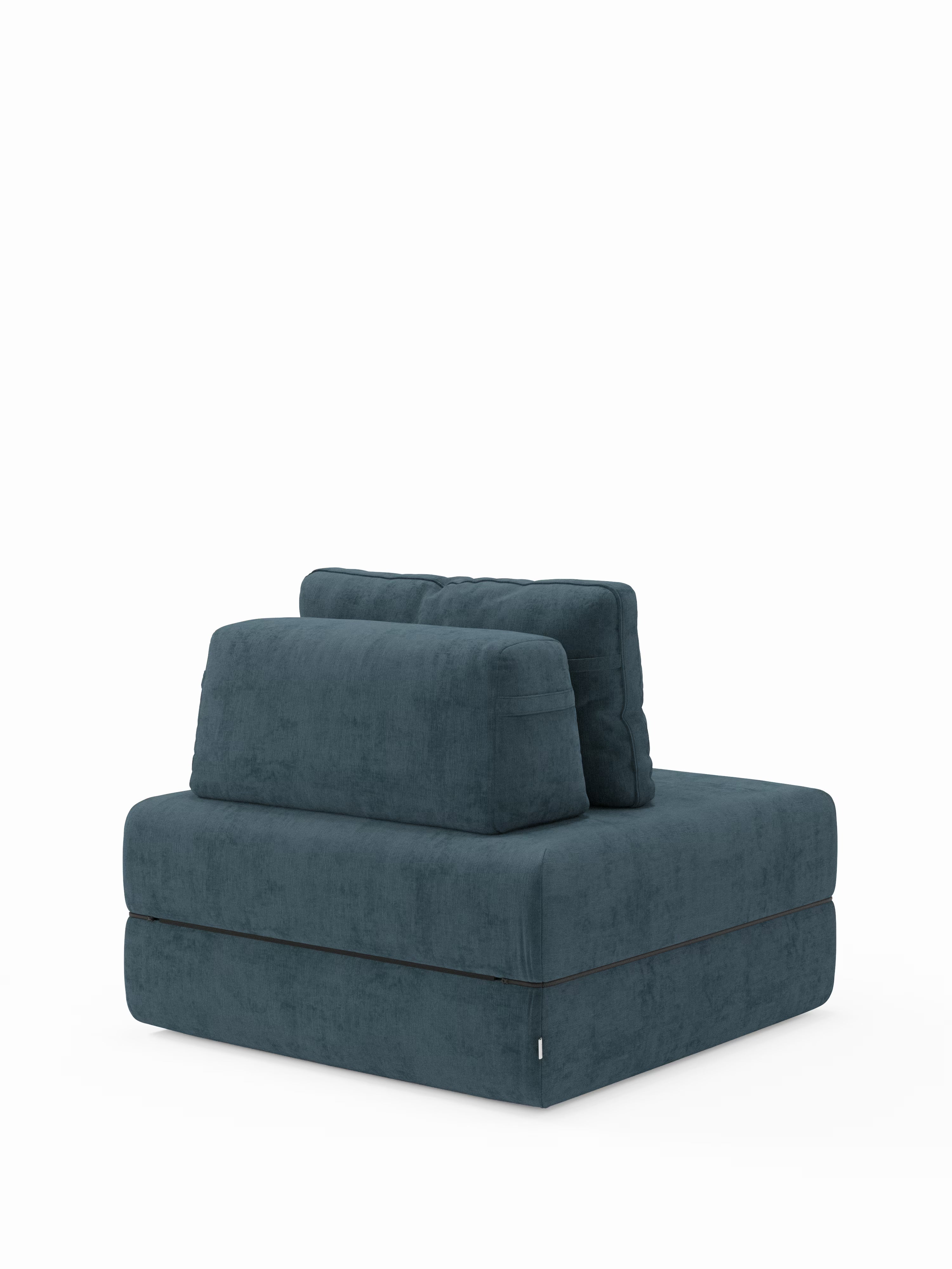 Una poltrona letto Rift dal design contemporaneo e senza braccioli di Divani.Store, in una ricca tonalità di blu-verde acqua, caratterizzata da due spessi cuscini dello schienale e da una silhouette squadrata e morbida che richiama il design italiano moderno. Il divano è dotato di un materasso in memory foam alto 22 cm, schienale regolabile ed è rivestito in morbido tessuto testurizzato T31 resistente alle macchie. I dettagli minimalisti ne esaltano la forma modulare sullo sfondo bianco a tinta unita.