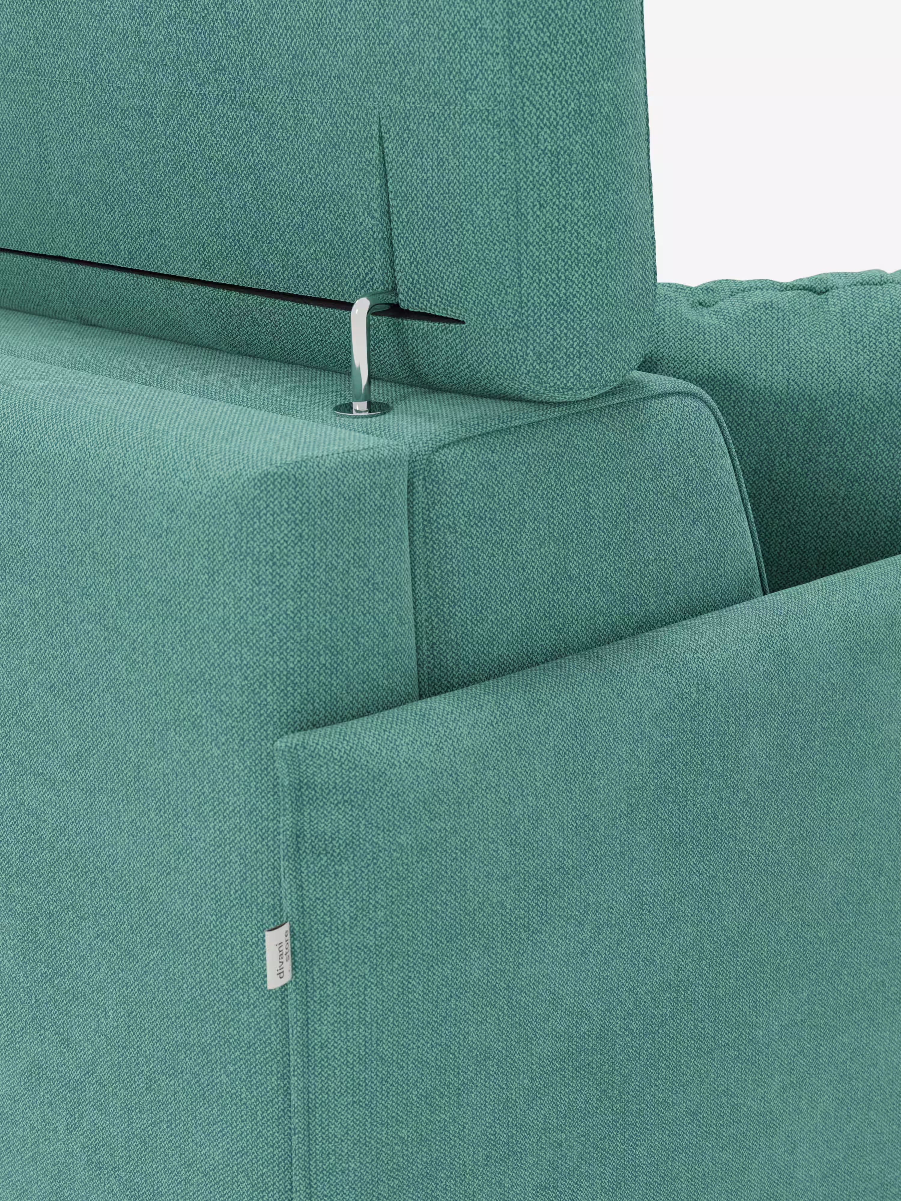 Primo piano del divano letto matrimoniale Sole dal design compatto di Divani.Store, rivestito in tessuto T23 color verde acqua antimacchia. L'immagine mette in risalto lo schienale angolato con un'asta di sostegno in metallo, i dettagli delle cuciture a vista e una piccola etichetta in tessuto bianco sulla cucitura laterale. Dotato di poggiatesta reclinabili e di un rivestimento rimovibile al 100%, la sua silhouette slanciata riflette un design di ispirazione nordica su uno sfondo bianco a tinta unita.