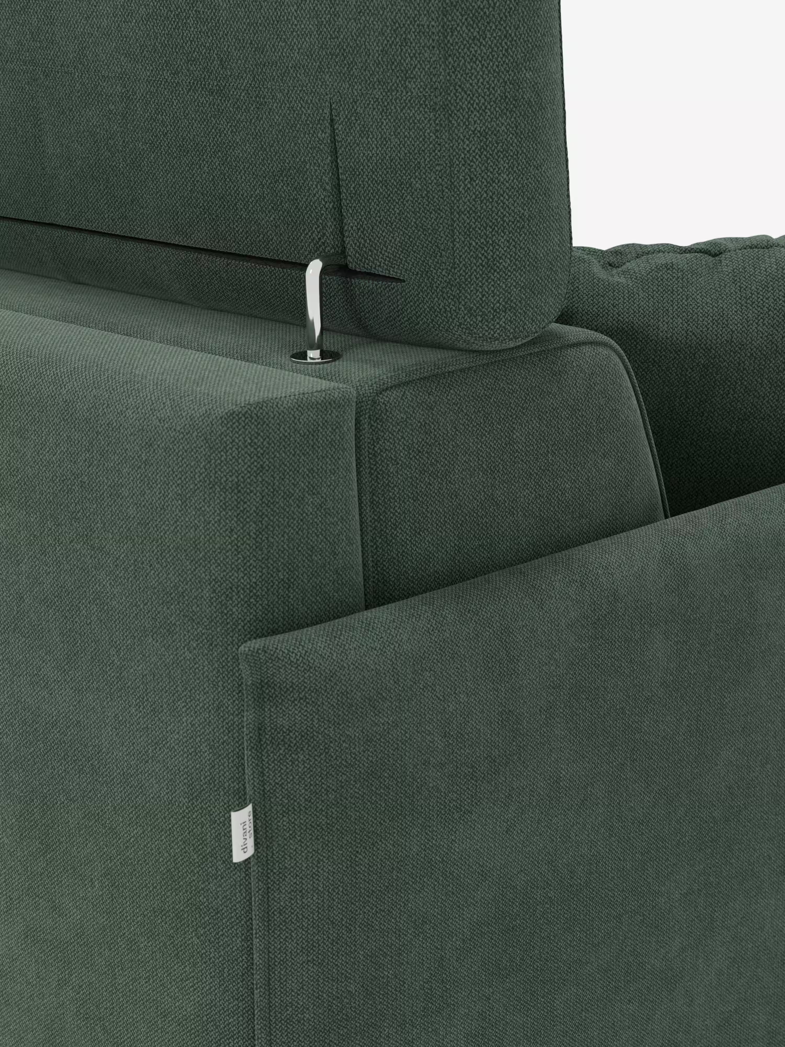 Primo piano del divano letto matrimoniale Sole dal design compatto di Divani.Store, rivestito in tessuto T23 verde resistente alle macchie con trama intrecciata a vista. Il divano è dotato di poggiatesta reclinabili e regolabili, collegati allo schienale tramite una leva metallica che ne consente la regolazione in altezza. Sul lato è applicata una piccola etichetta in tessuto bianco.