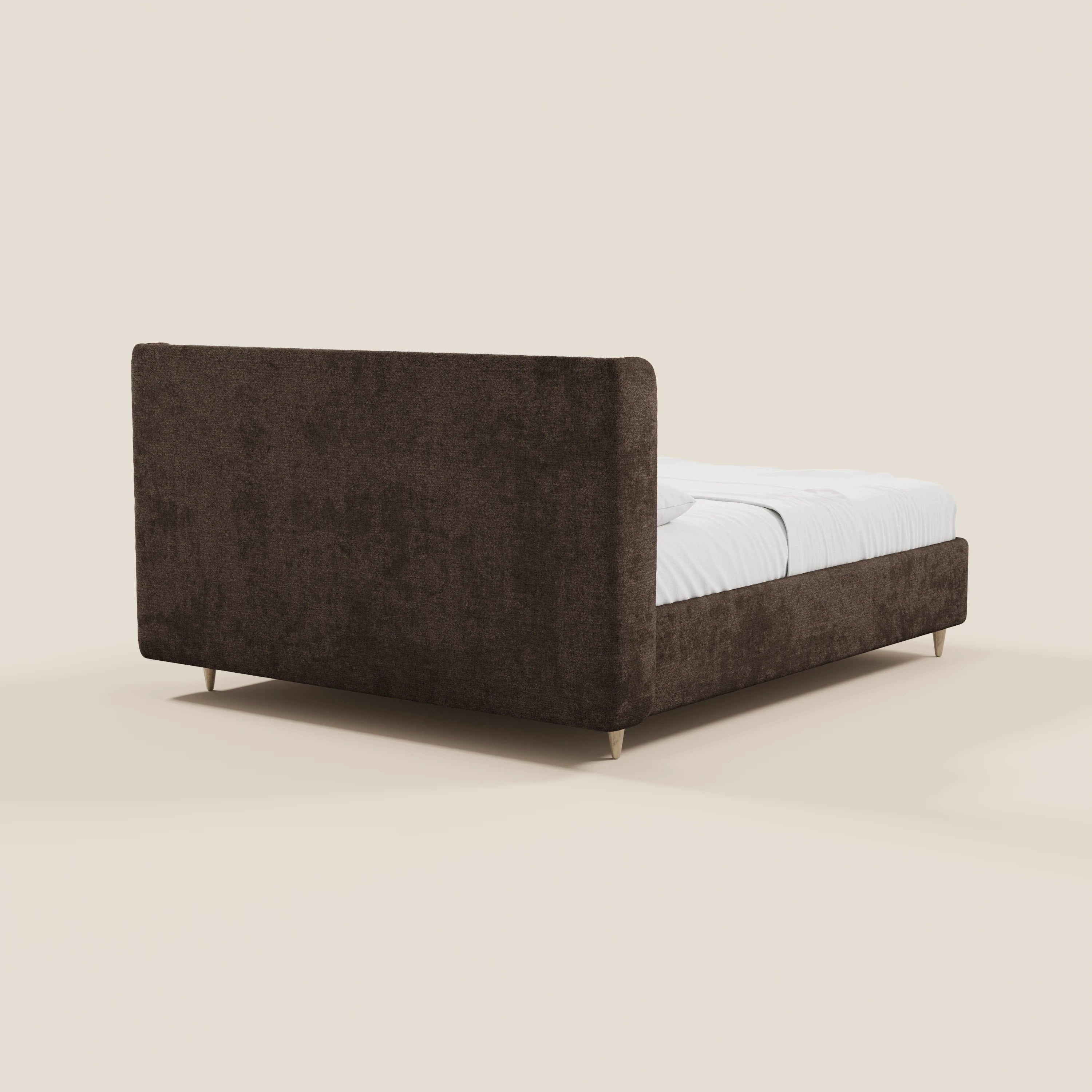 Il letto imbottito VALKIRIA di Letti.store presenta un design bicolore con una testiera curva e avvolgente, cuscini schienali e un vano contenitore. Raffigurato con biancheria da letto bianca, incarna il raffinato stile italiano su uno sfondo beige chiaro.