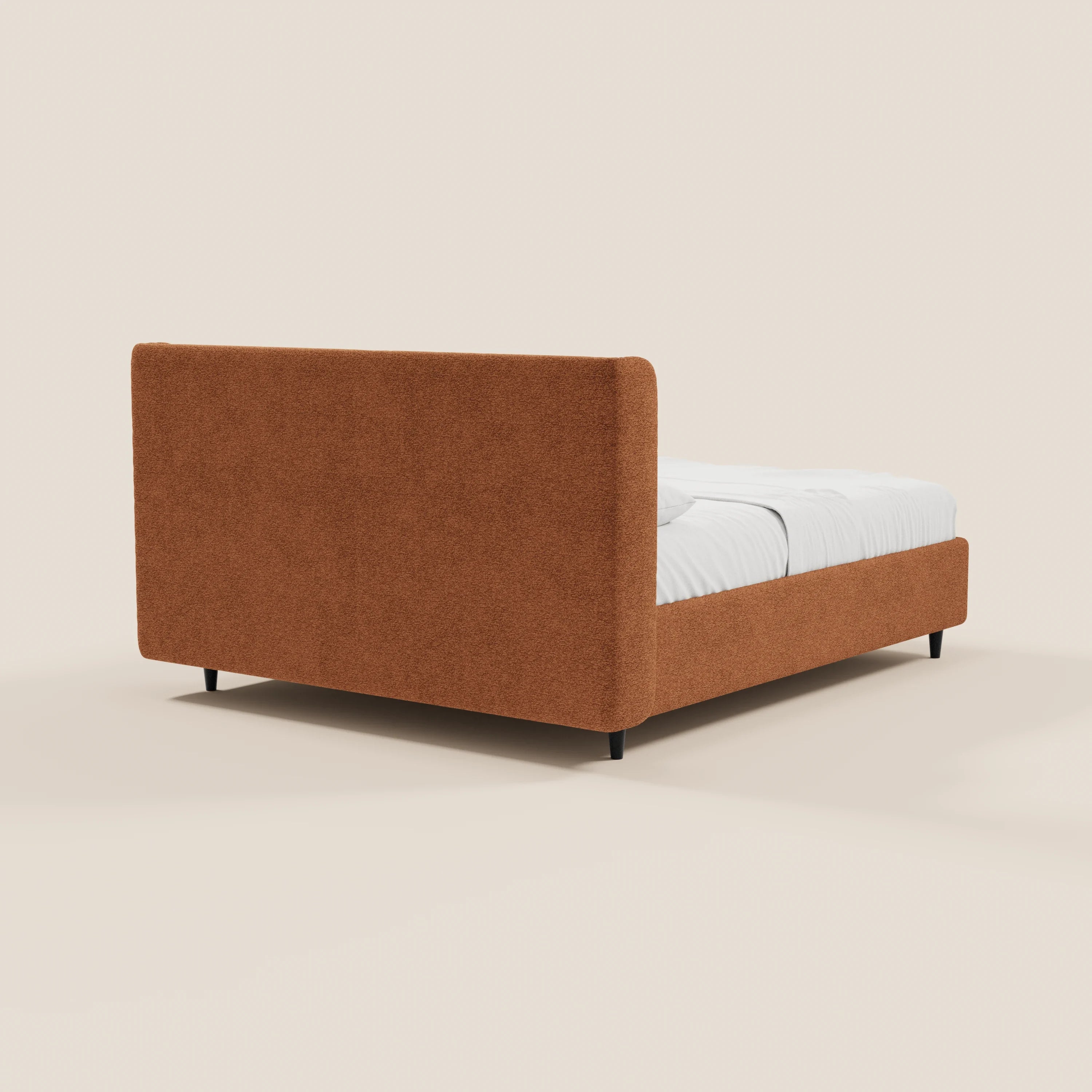 Il letto di design VALKIRIA di Letti.store presenta una testiera imbottita color ruggine certificata Oeko-Tex® con 2 cuscini imbottiti, una struttura coordinata con vano contenitore, biancheria da letto di un bianco brillante, gambe corte nere e risalta su uno sfondo beige chiaro.