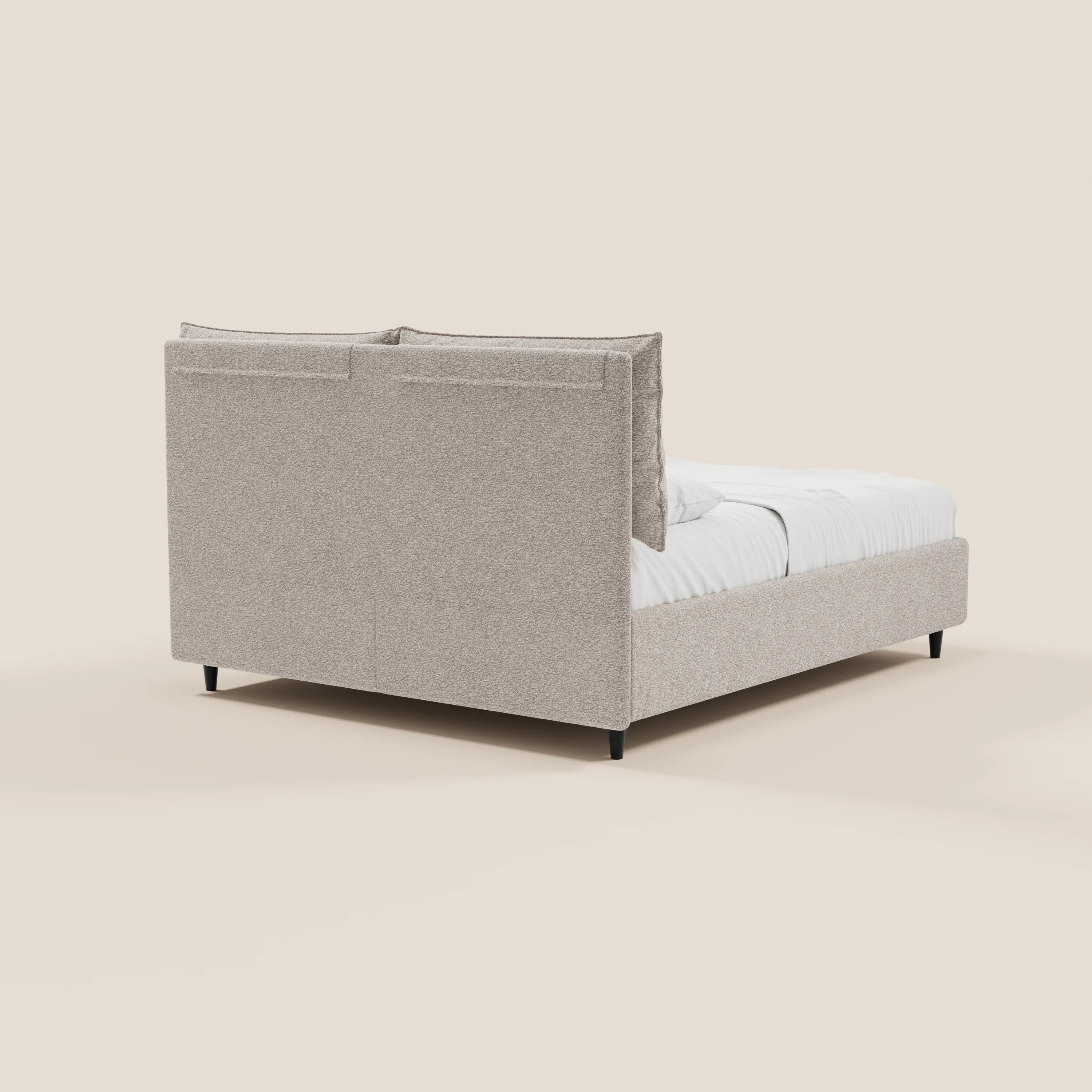 Il letto imbottito ZAYRON di Letti.store presenta un design moderno in tessuto certificato Oeko-Tex®, con un vano contenitore, morbidi cuscini regolabili, gambe corte nere e biancheria da letto bianca — raffigurato nella parte posteriore sinistra su uno sfondo chiaro.