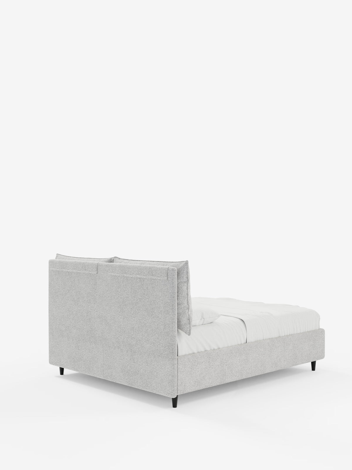 Il letto imbottito ZAYRON con contenitore e morbidi cuscini regolabili di Letti.store è ripreso in un’inquadratura angolare posteriore su uno sfondo bianco a tinta unita. Questo letto moderno, realizzato in tessuto grigio chiaro certificato Oeko-Tex®, presenta una struttura dal profilo ribassato e due grandi cuscini regolabili per la schiena. Il letto è rifatto con cura con biancheria da letto bianca.