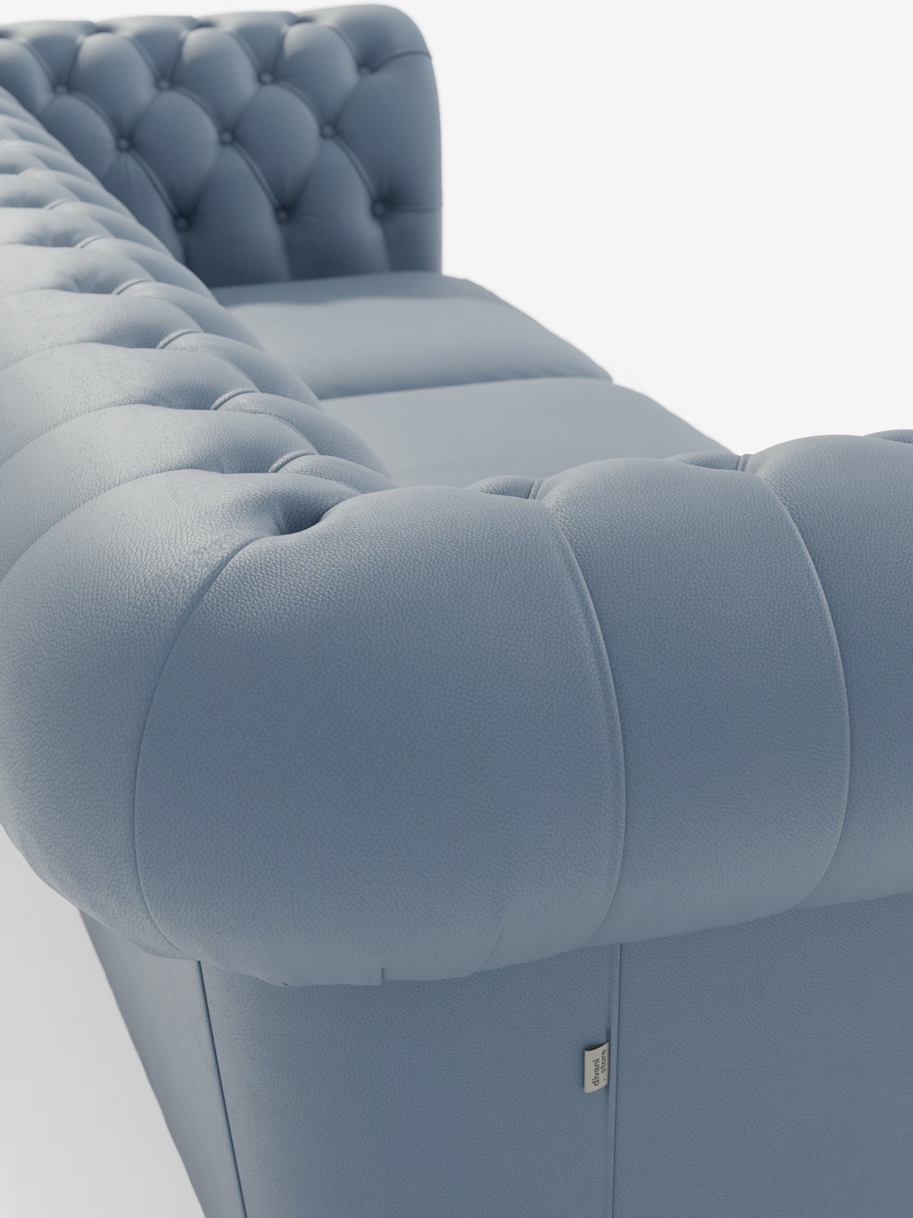Un primo piano del divano Divani.Store Chester 4 Posti 3 sedute in Vera Pelle – Chesterfield Capitonné Artigianale in azzurro, caratterizzato da rivestimento in vera pelle trapuntata, braccioli ricurvi, profondi bottoni decorativi e cuciture precise, su sfondo bianco.