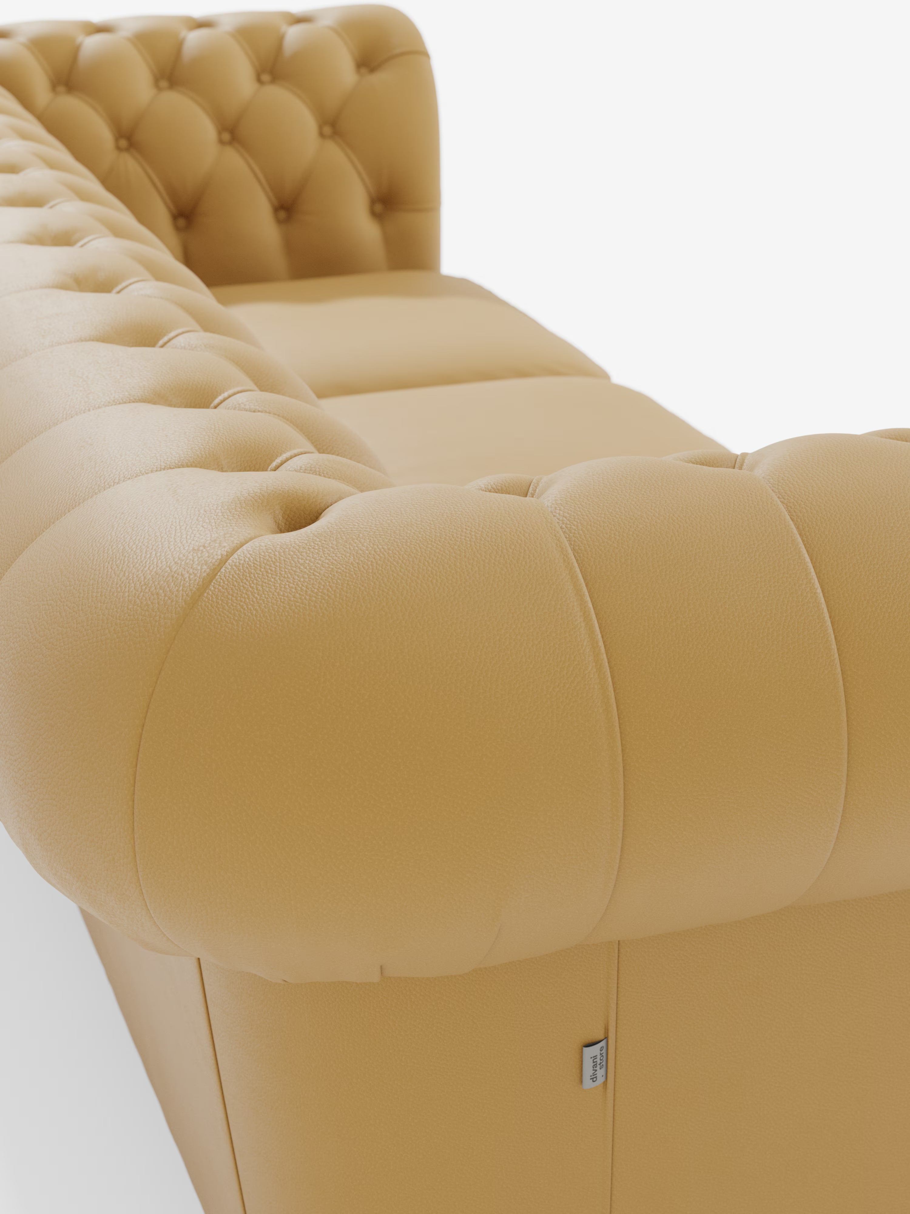 Primo piano del Chester 4 Posti 3 sedute in Vera Pelle – Chesterfield Capitonné Artigianale di Divani.Store, caratterizzato da una ricca pelle color cuoio con cuciture dettagliate e rivestimento con bottoni profondi. L’immagine mette in risalto la curva sinuosa del bracciolo e dello schienale, esaltando la superficie morbida e ruvida della vera pelle su uno sfondo bianco brillante: un tocco raffinato che cattura l’eleganza senza tempo di un classico Chesterfield di produzione italiana.