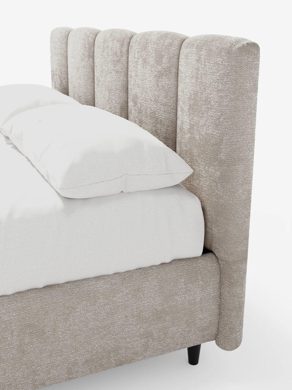 Un primo piano di un letto imbottito ARKAM con contenitore e testiera a pannellatura verticale, caratterizzato da un'alta testiera a pannellatura verticale in tessuto beige chiaro, con biancheria da letto bianca e fresca su uno sfondo bianco a tinta unita.