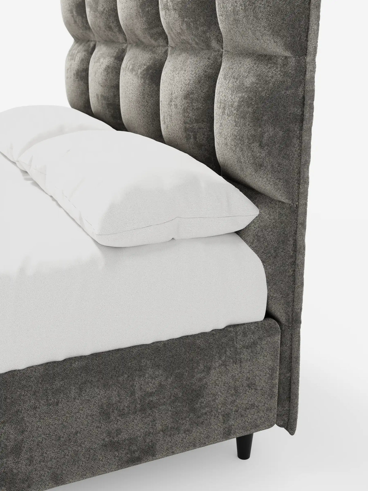 AURO, letto imbottito con contenitore e testiera alta capitonné in ciniglia Oeko-Tex®: un letto imbottito grigio antracite con testiera alta capitonné, dalla texture morbida, e lenzuola bianche immacolate che risaltano su uno sfondo bianco a tinta unita.