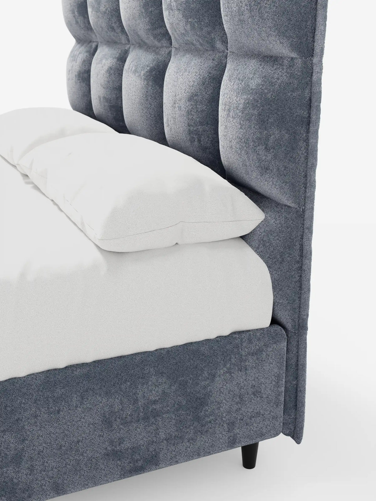 Il letto imbottito AURO con contenitore e testiera alta capitonné in ciniglia Oeko-Tex® è un letto imbottito grigio con una testiera alta capitonné, lenzuola bianche immacolate e piccole gambe scure che risaltano su uno sfondo bianco a tinta unita.