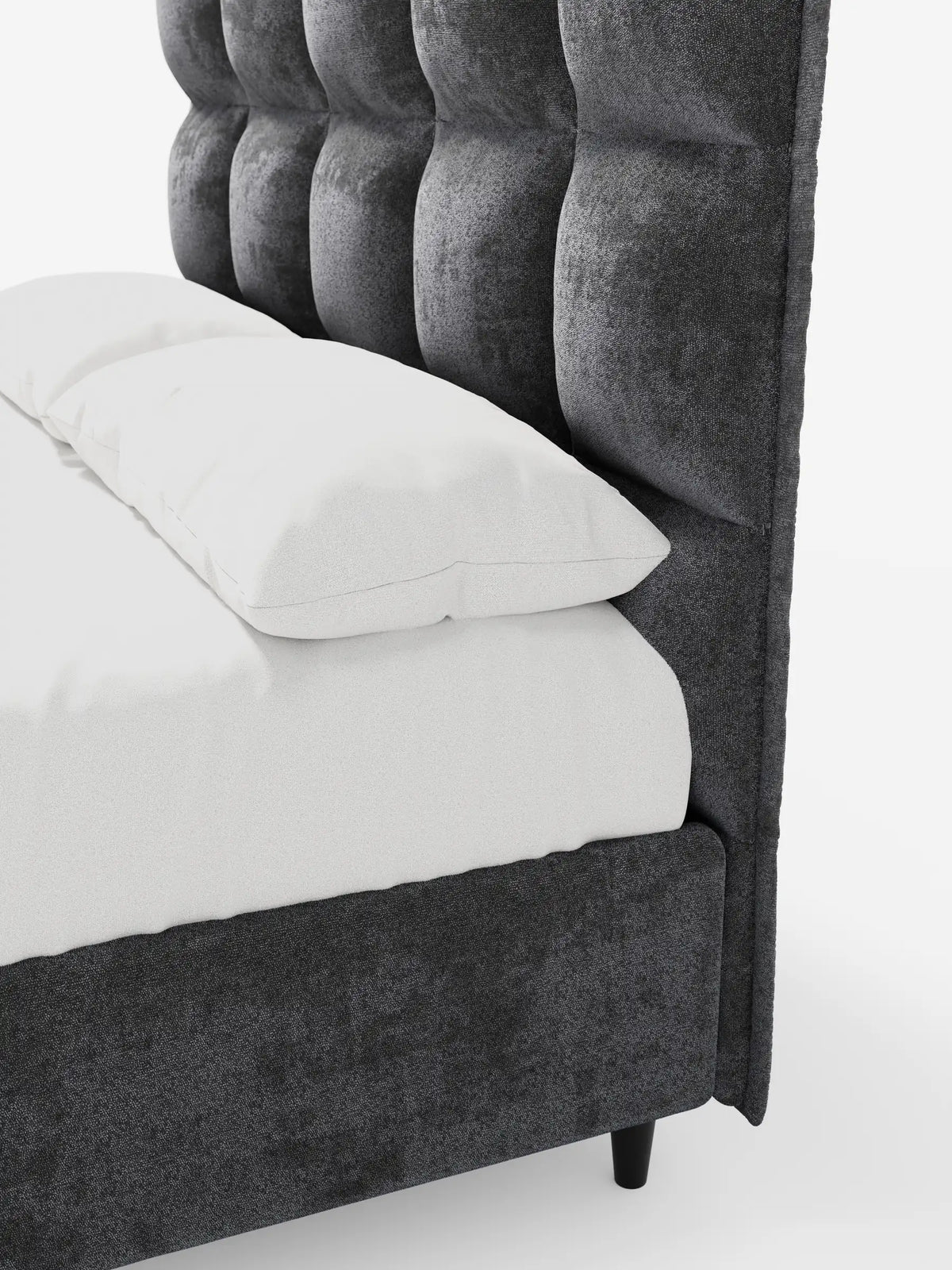 Letto imbottito AURO grigio antracite con contenitore e testiera alta capitonné in ciniglia Oeko-Tex®, caratterizzata da un tessuto simile al velluto, biancheria da letto bianca e due cuscini appoggiati allo schienale morbido, imbottito verticalmente.
