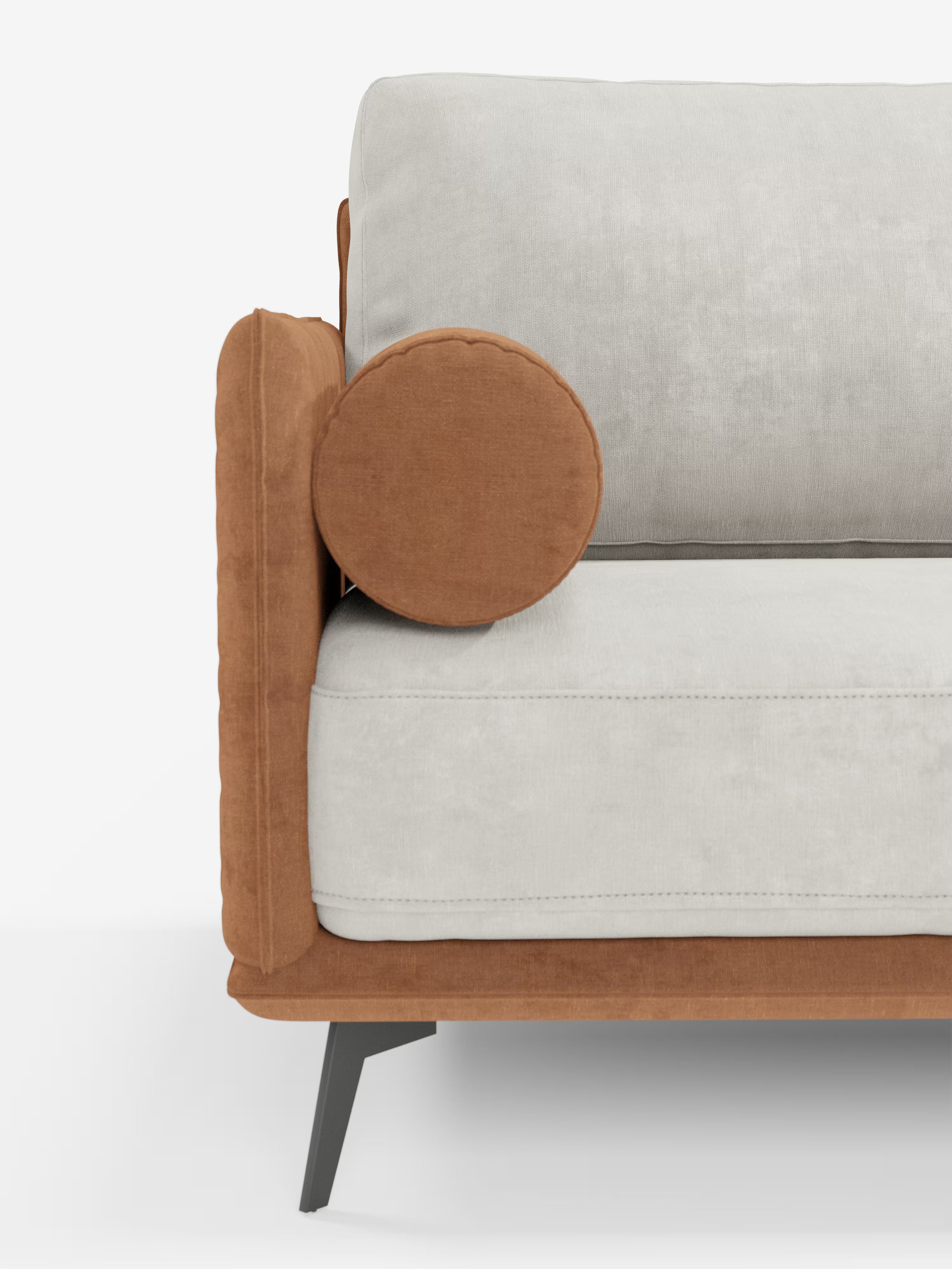 Un divano angolare bicolore contemporaneo della linea Basalto con penisola e base in metallo di Divani.Store, caratterizzato da cuscini sfoderabili in tessuto smacchiabile T31 grigio chiaro, braccioli e base in similpelle scamosciata marrone, un cuscino laterale rotondo marrone abbinato e gambe angolate in metallo nero. Il divano è fotografato su uno sfondo bianco a tinta unita, con solo il lato destro della penisola visibile. Gli schienali sono imbottiti in piuma per un maggiore comfort.
