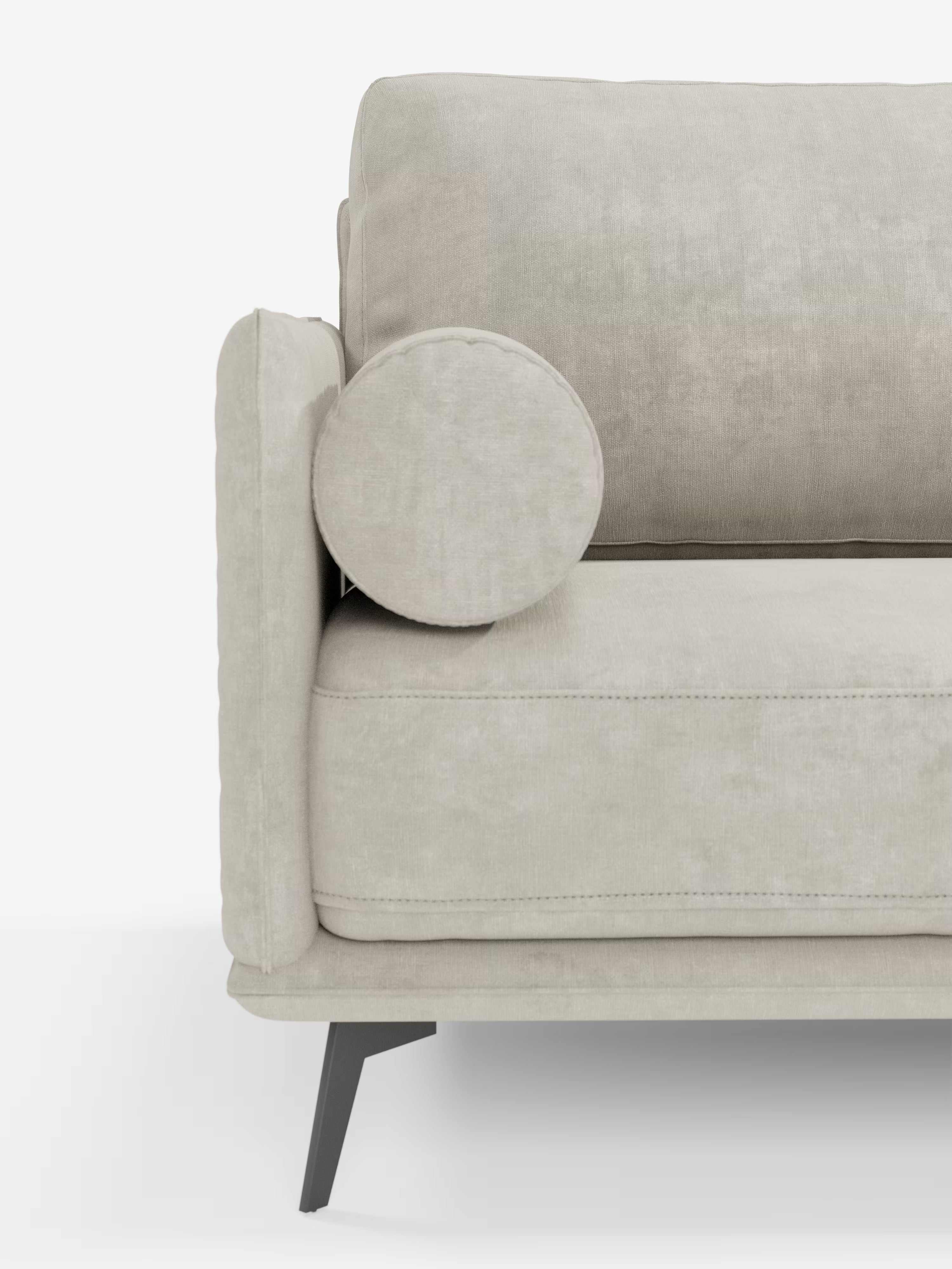 Un primo piano del divano moderno angolare con penisola “Basalto” di Divani.Store, rivestito in tessuto T31 beige chiaro, resistente alle macchie, con cuciture a vista. Il divano presenta linee pulite e moderne e riflette l'eccellenza dell'artigianato italiano, con un cuscino cilindrico sul bracciolo sinistro e gambe angolate in metallo nero. I cuscini sono imbottiti in piuma per un comfort superiore. Lo sfondo è bianco a tinta unita.
