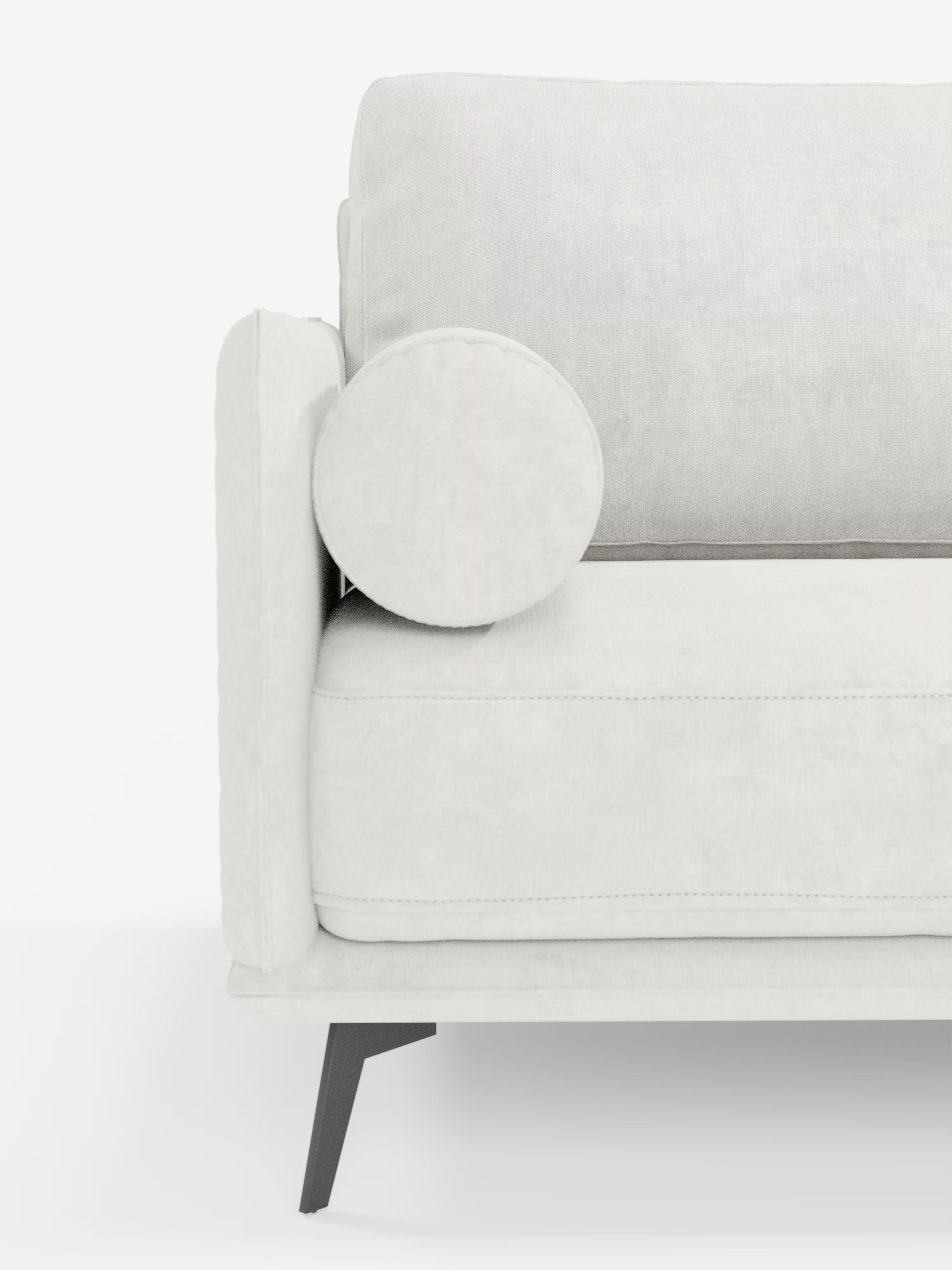 Primo piano del divano moderno angolare con penisola "Basalto" di Divani.Store, con particolare attenzione al bracciolo sinistro, al cuscino decorativo rotondo, alla seduta e al cuscino dello schienale. Questo divano moderno è rivestito in tessuto T31 antimacchia con cuscini in piuma e presenta un'elegante base angolare in metallo nero, il tutto su uno sfondo bianco a tinta unita.
