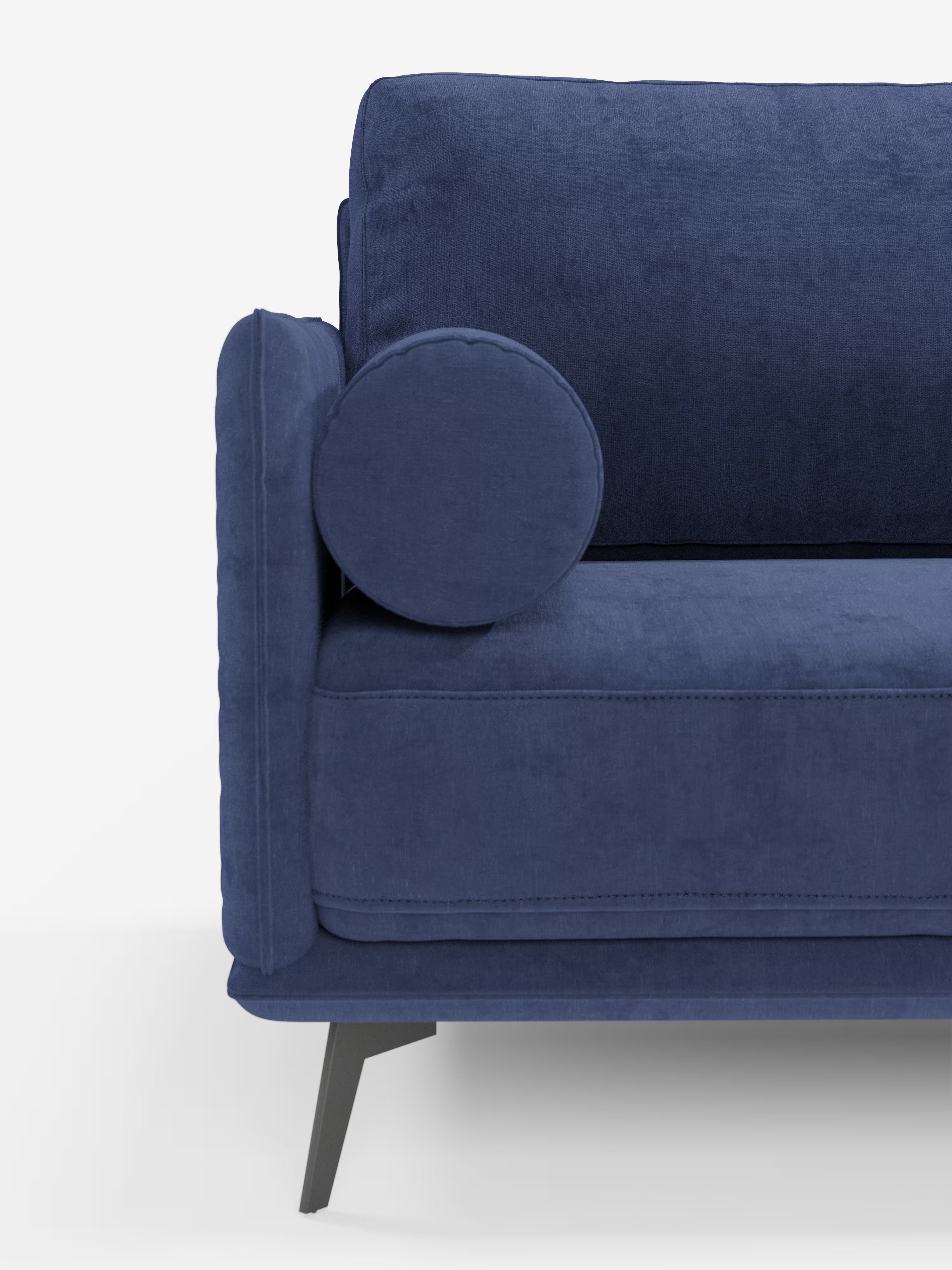 Un divano angolare moderno "Basalto" blu di Divani.Store, visto dal lato sinistro. È dotato di morbidi cuscini in tessuto T31 antimacchia imbottiti di piume, un cuscino cilindrico e eleganti gambe angolari in metallo scuro. Lo sfondo è bianco a tinta unita.