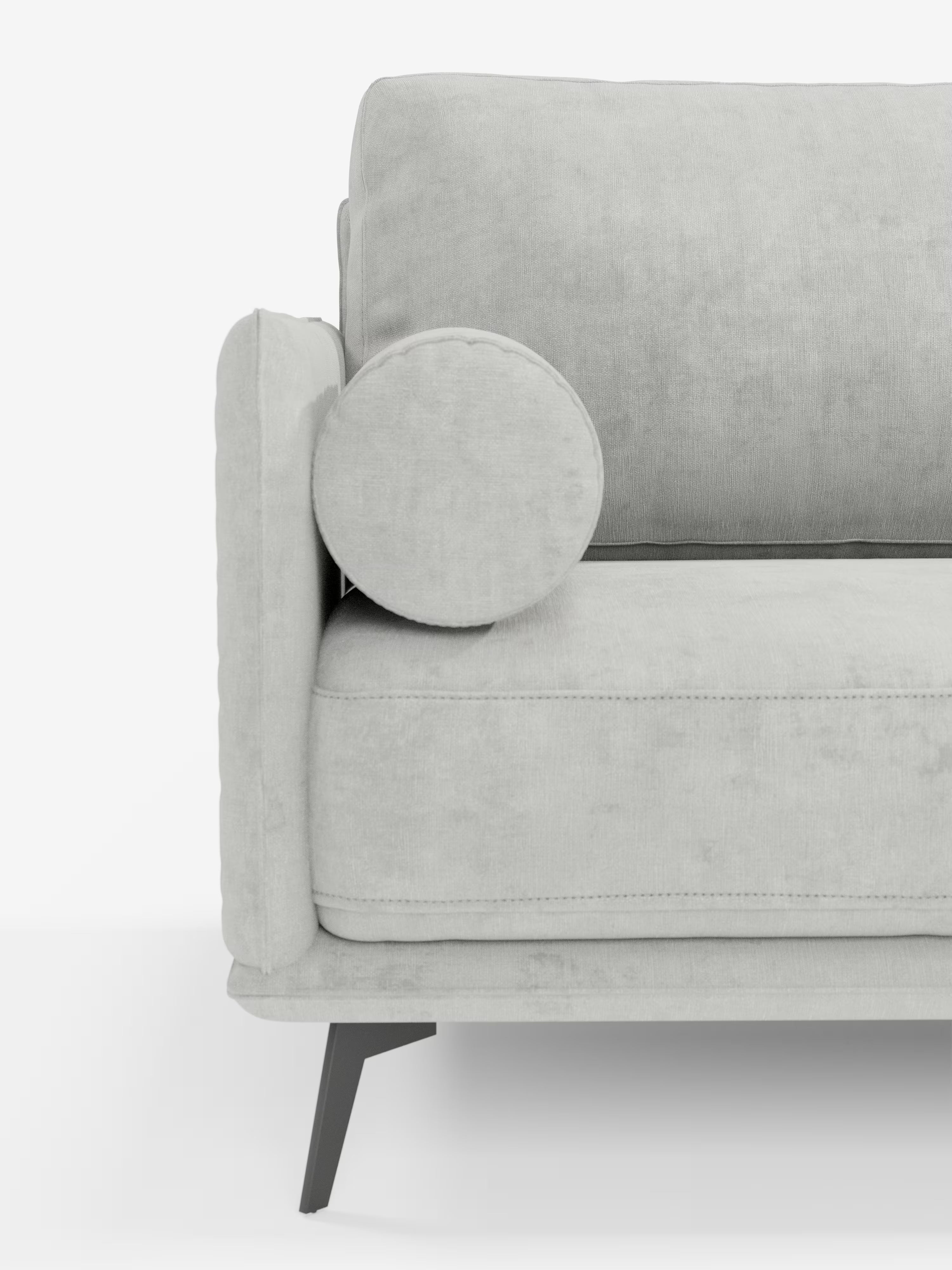 Divano moderno angolare con penisola "Basalto" in grigio chiaro di Divani.Store, caratterizzato da un cuscino cilindrico sul bracciolo, cuciture a vista e gambe angolate in metallo nero. L'immagine mostra solo la metà destra di questo elegante divano di produzione italiana, rivestito in tessuto smacchiabile T31 e con cuscini imbottiti in piuma, su uno sfondo bianco a tinta unita.
