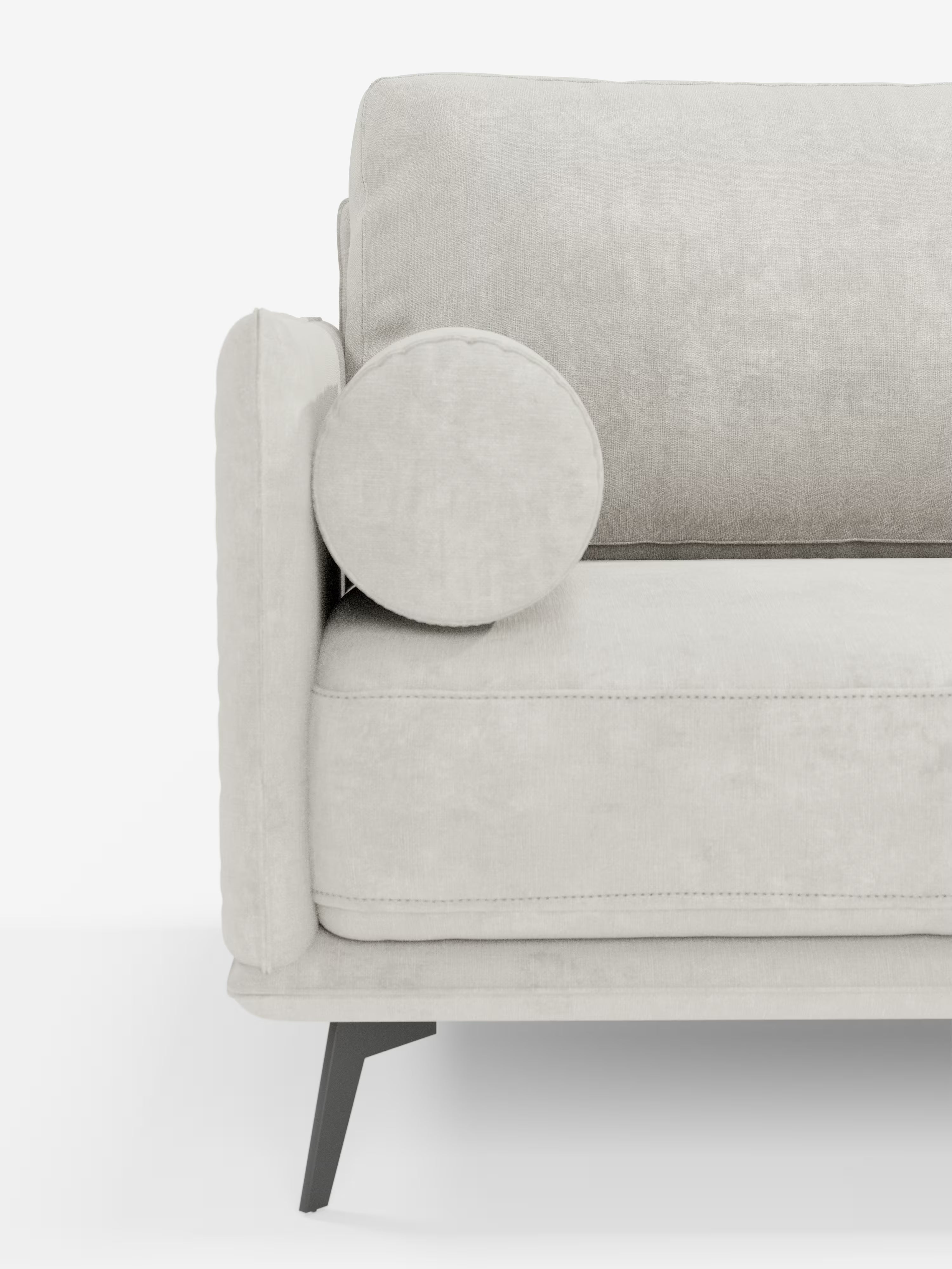 Viene mostrata una vista parziale del divano moderno angolare con penisola "Basalto" di Divani.Store, caratterizzato da un tessuto T31 beige chiaro e resistente alle macchie, con morbidi cuscini in piuma e gambe angolari in metallo nero. Le linee pulite e minimaliste del divano e il rivestimento morbido e materico incarnano la rinomata maestria artigianale italiana, con un cuscino rotondo appoggiato al bracciolo. Lo sfondo è bianco a tinta unita.