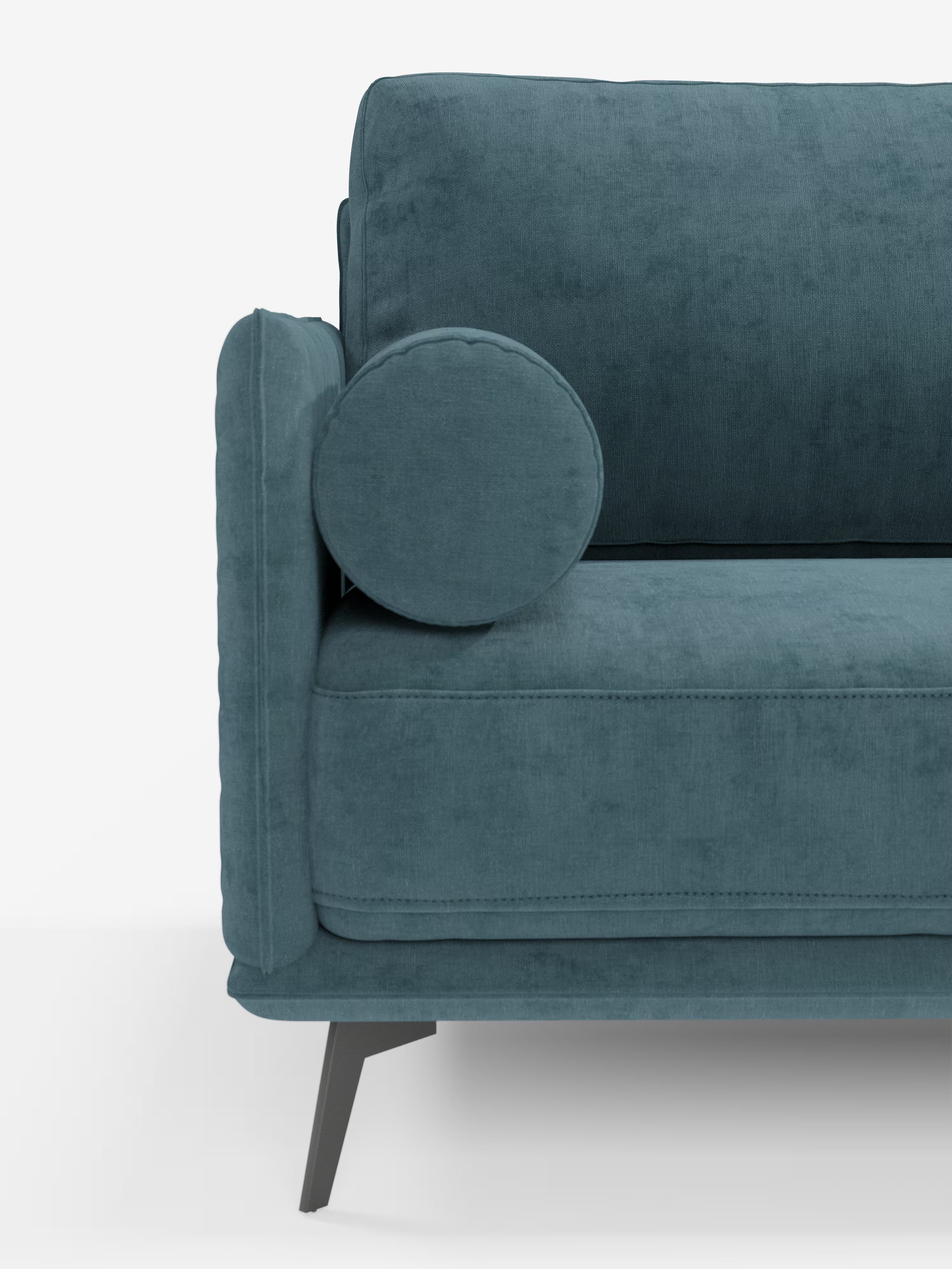 Primo piano del divano moderno angolare con penisola “Basalto” di Divani.Store, rivestito in tessuto T31 color verde acqua resistente alle macchie. L'immagine mette in risalto il bracciolo sinistro con un cuscino cilindrico e le gambe angolate in metallo nero. Questo divano contemporaneo presenta morbidi cuscini imbottiti in piuma, cuciture a vista e un design elegante e minimalista, il tutto su uno sfondo bianco a tinta unita.