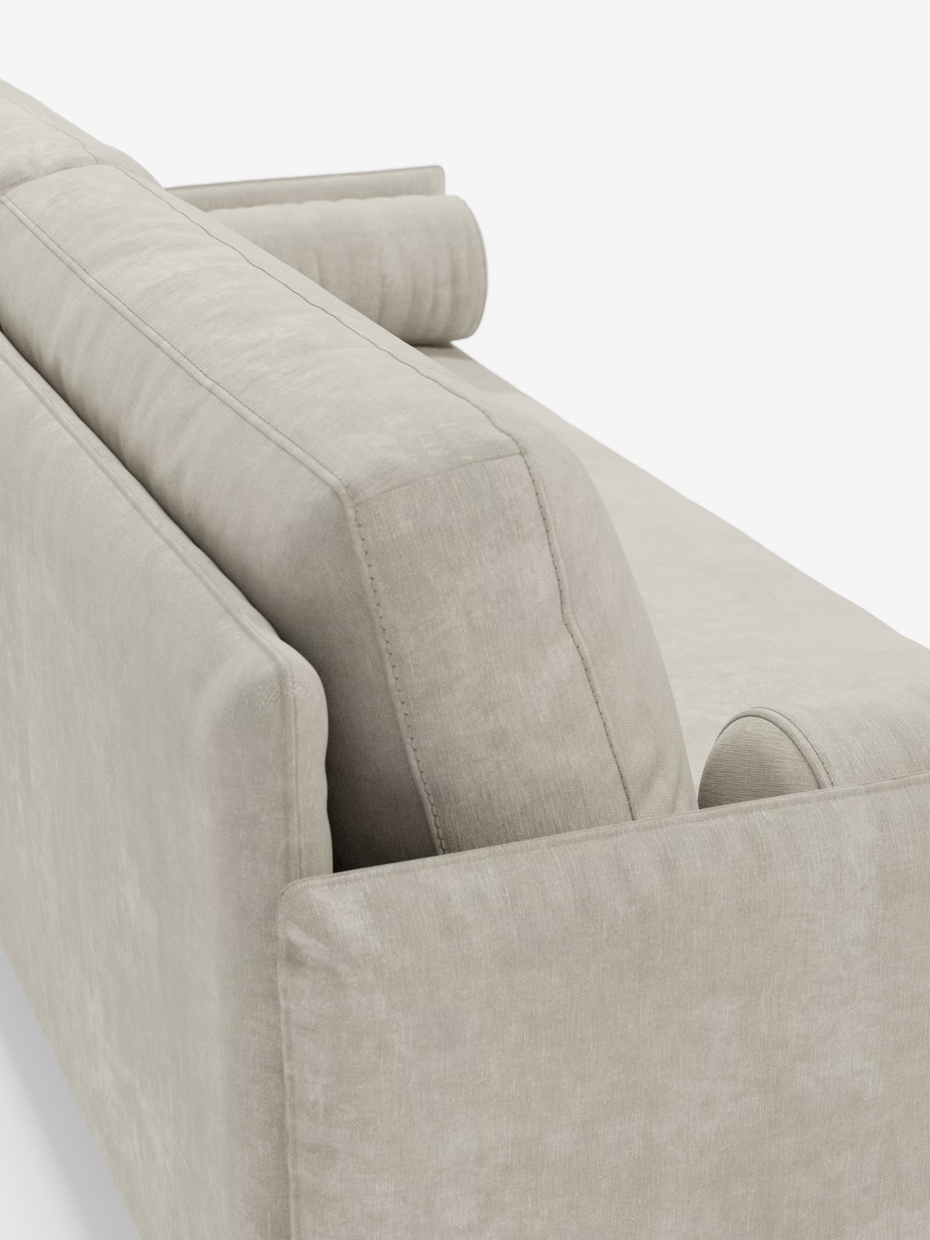 Una vista ravvicinata dello schienale e del profilo laterale del divano lineare a 2 posti “Basalto” di Divani.Store, rivestito in tessuto smacchiabile T31 beige chiaro, caratterizzato da morbidi cuscini dello schienale e della seduta, linee dritte e due cuscini cilindrici, il tutto su uno sfondo bianco. Il divano presenta un design unico a un posto con un'elegante base in metallo.