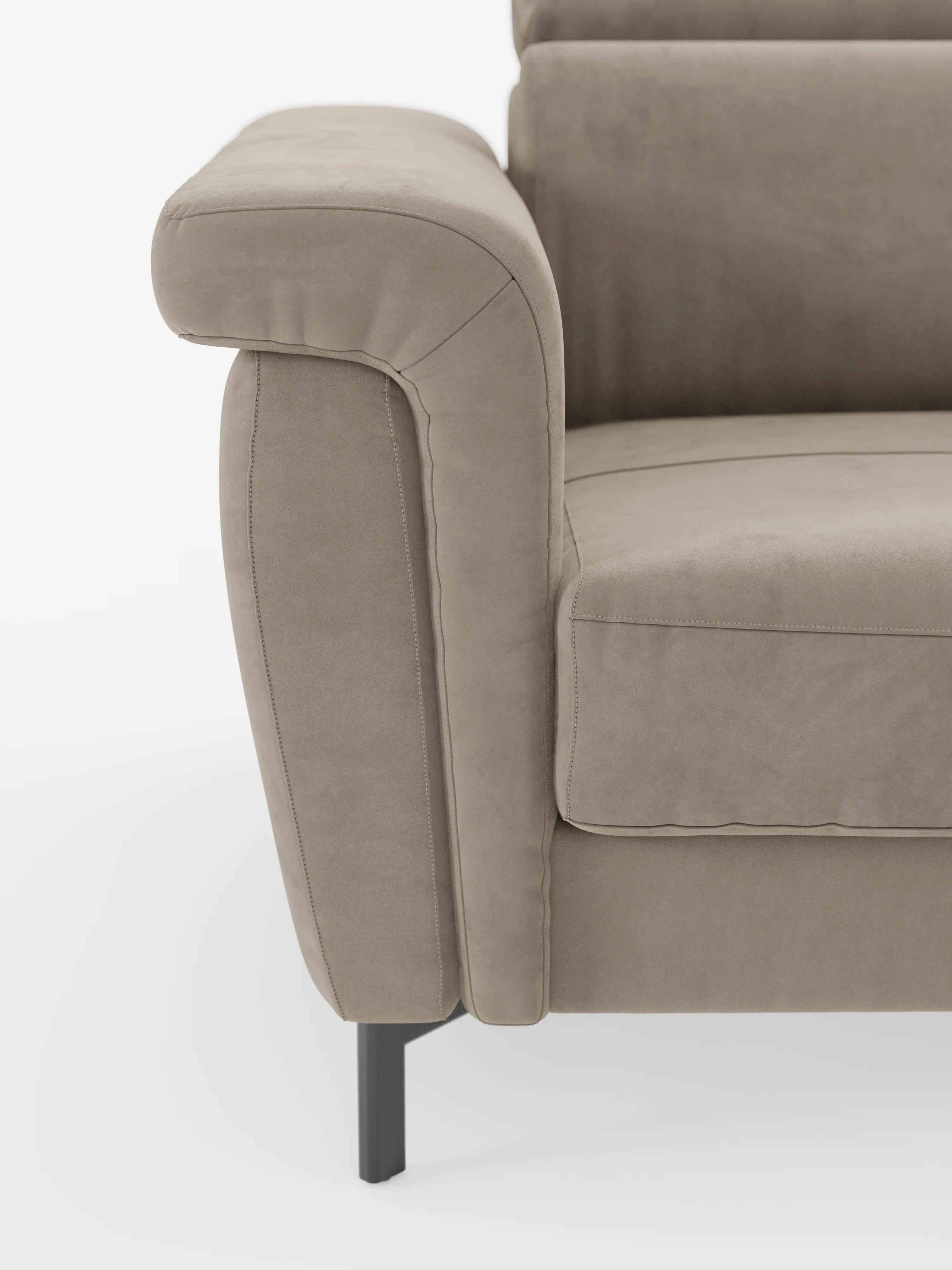 Primo piano del divano letto di design Capri di Divani.Store, realizzato con il raffinato tessuto T30 smacchiabile effetto velluto color taupe. L'immagine mette in risalto l'ampio e morbido bracciolo sinistro con cuciture a vista, che esalta la pregiata manifattura italiana. Il divano poggia su una sottile gamba in metallo nero, raffigurato su uno sfondo bianco a tinta unita.