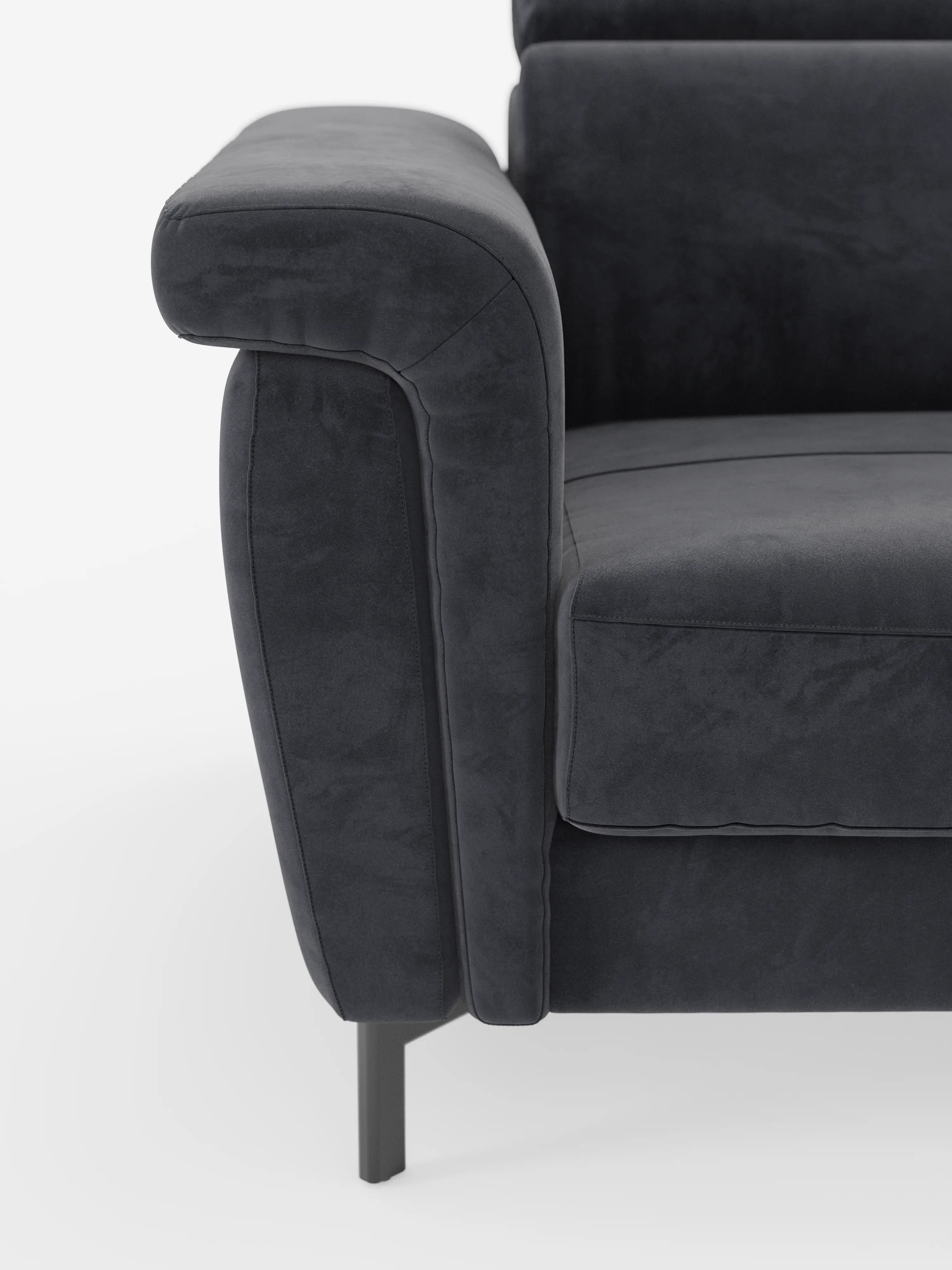 Primo piano del divano letto di design Capri di Divani.Store, in una moderna tonalità di grigio scuro, caratterizzato da bracciolo sinistro e seduta imbottiti in raffinato tessuto effetto velluto smacchiabile T30. Le linee pulite, le gambe alte in metallo e il poggiatesta reclinabile parzialmente visibile riflettono la raffinata manifattura italiana, il tutto su uno sfondo bianco.