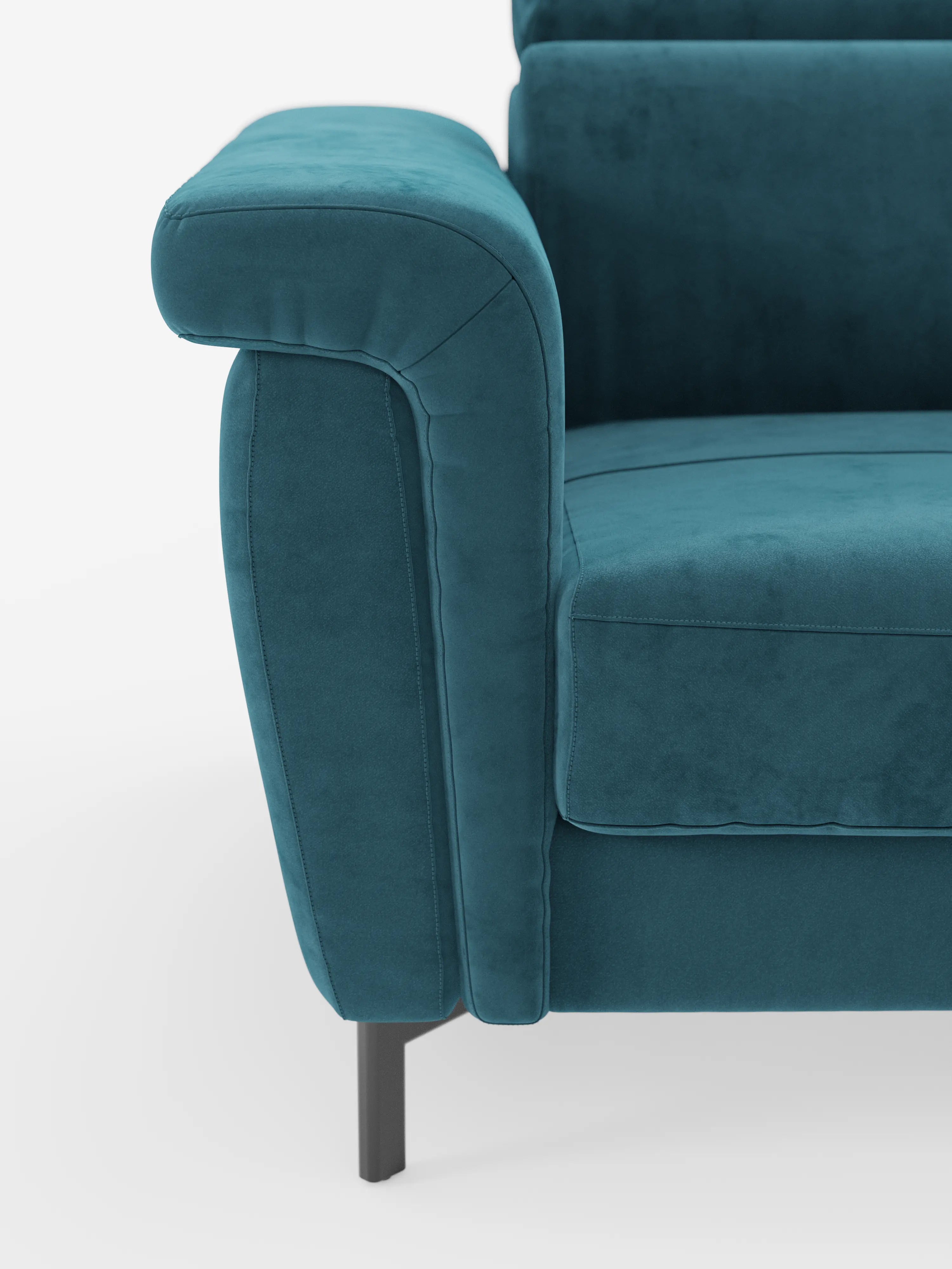 Un primo piano del bracciolo sinistro e della seduta del divano letto di design Capri di Divani.Store, che ne mette in risalto la silhouette contemporanea con un morbido cuscino e una sottile gamba in metallo nero. Realizzato con maestria in raffinato tessuto effetto velluto smacchiabile T30, questo divano presenta gambe alte e un poggiatesta reclinabile, il tutto su uno sfondo bianco a tinta unita.