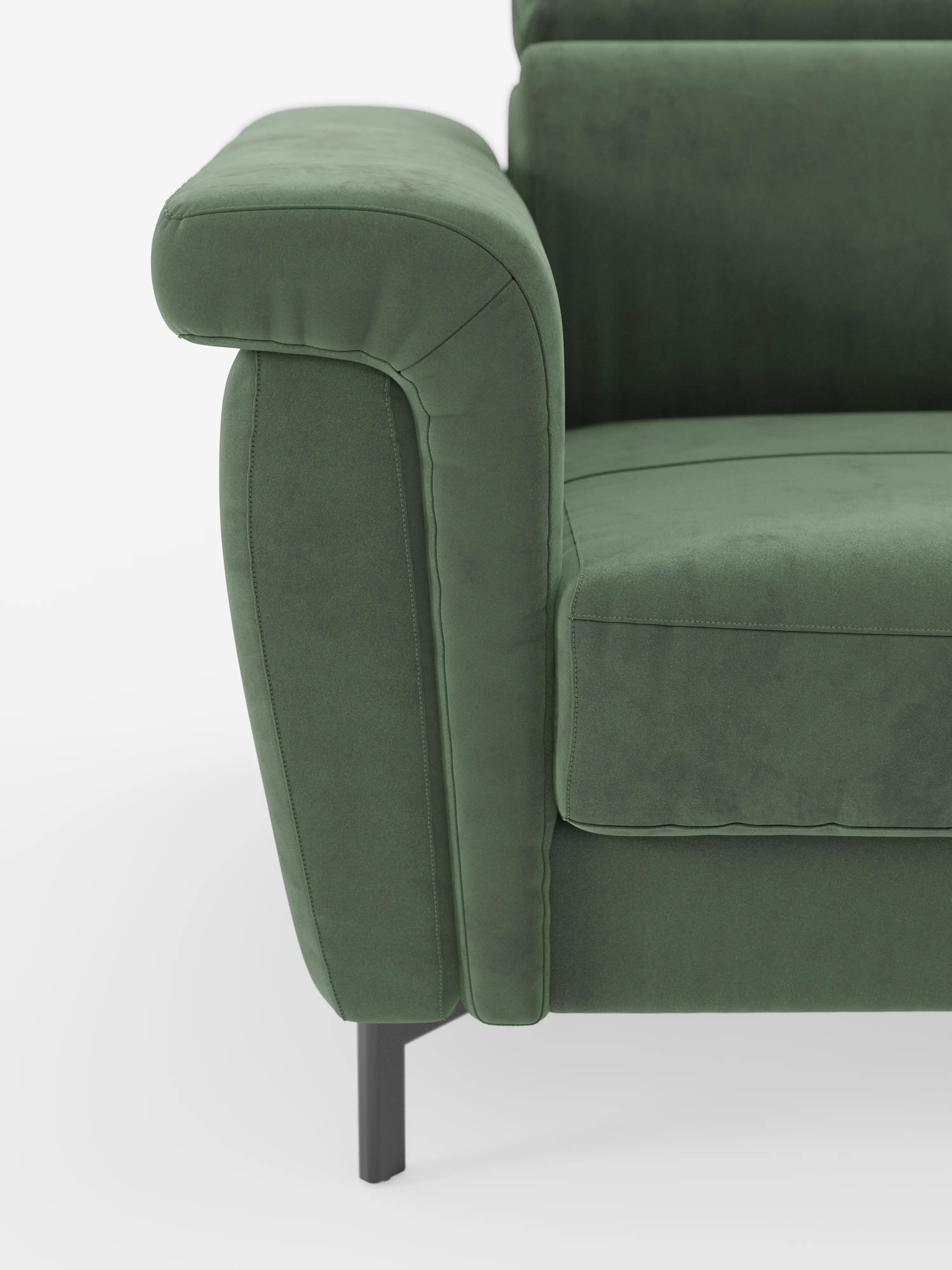 Primo piano del divano letto di design Capri con piedini alti di Divani.Store, che ne mette in risalto il bracciolo sinistro, la seduta imbottita e lo schienale. Il raffinato tessuto effetto velluto smacchiabile T30 offre una sensazione morbida e vellutata al tatto che esalta la qualità della manifattura italiana. Il divano poggia su un'elegante base in metallo nero ed è presentato su uno sfondo bianco a tinta unita.