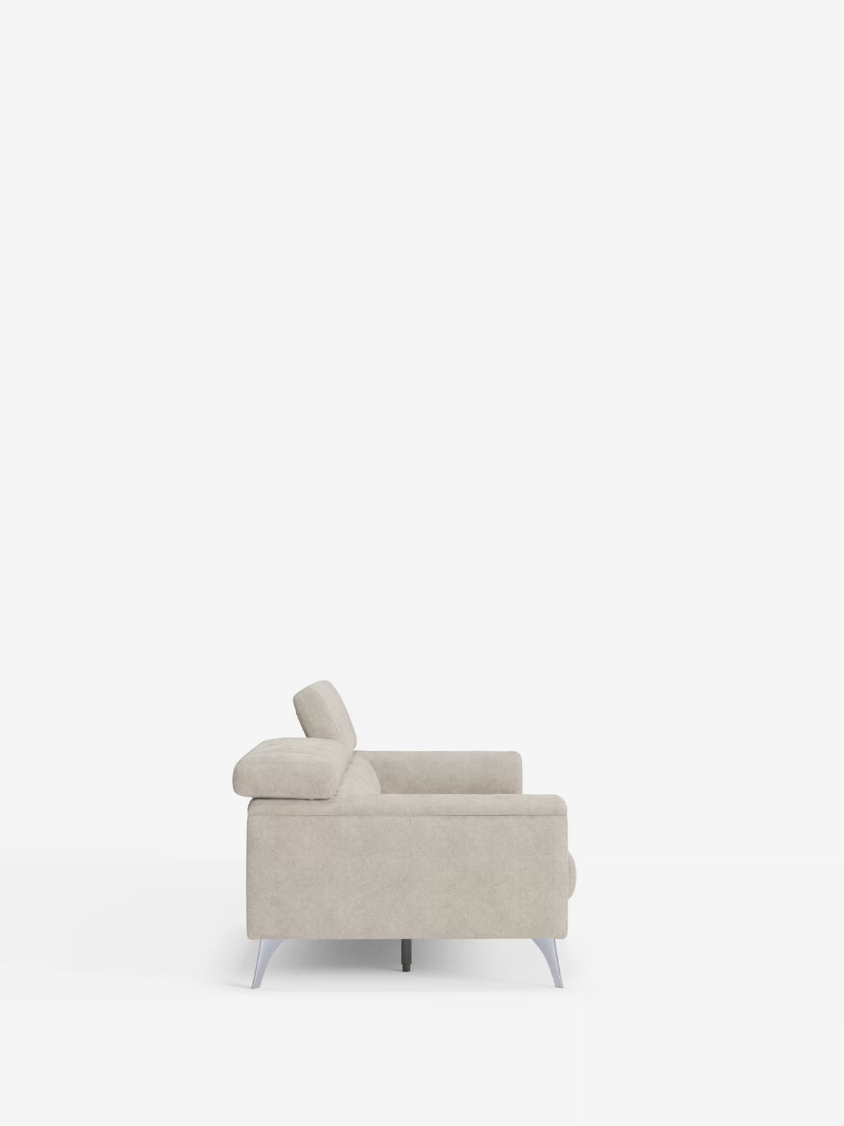 Vista laterale del divano Caravaggio a 2 e 3 posti di Divani.Store, rivestito in elegante tessuto T31 beige chiaro resistente alle macchie, caratterizzato da gambe in metallo, ampi braccioli, sedute estensibili e poggiatesta regolabili — su uno sfondo bianco a tinta unita con ampio spazio libero sopra e intorno al divano.