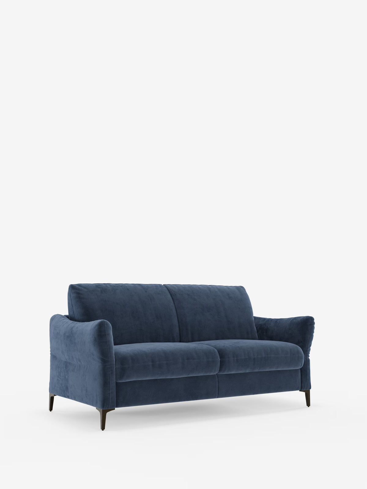 Un divano letto Dalia blu scuro in stile contemporaneo di Divani.Store, caratterizzato da morbidi e soffici cuscini, braccioli arrotondati e gambe corte nere, realizzato in un moderno tessuto simile al velluto resistente alle macchie (T30), raffigurato su uno sfondo bianco a tinta unita.