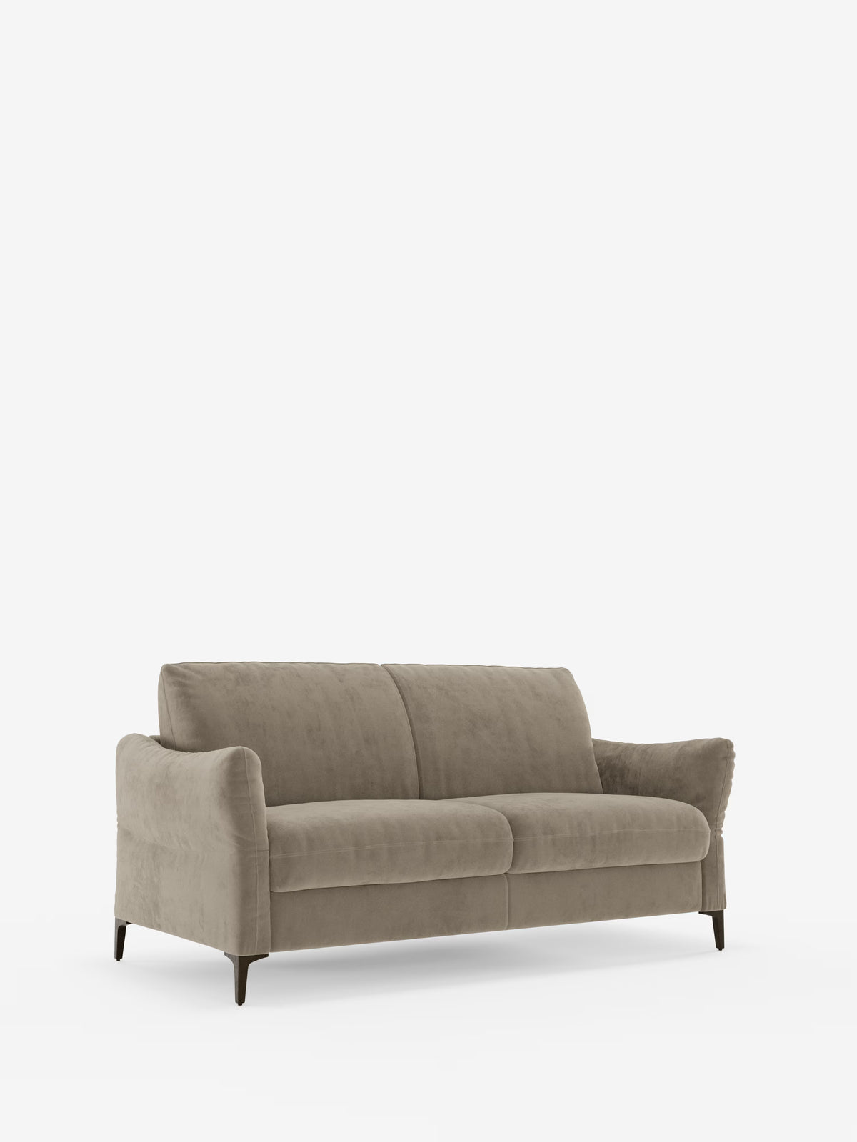 Un divano contemporaneo color beige effetto velluto di Divani.Store: il divano letto Dalia a 2, 3 e 4 posti con materasso H18, realizzato in moderno tessuto vellutino antimacchia T30, presenta due cuscini di seduta, braccioli sottili e ricurvi e quattro gambe affusolate di colore scuro. Ispirato al design scandinavo, presenta uno schienale basso imbottito e una silhouette pulita e moderna. Il divano è esposto su uno sfondo bianco a tinta unita.